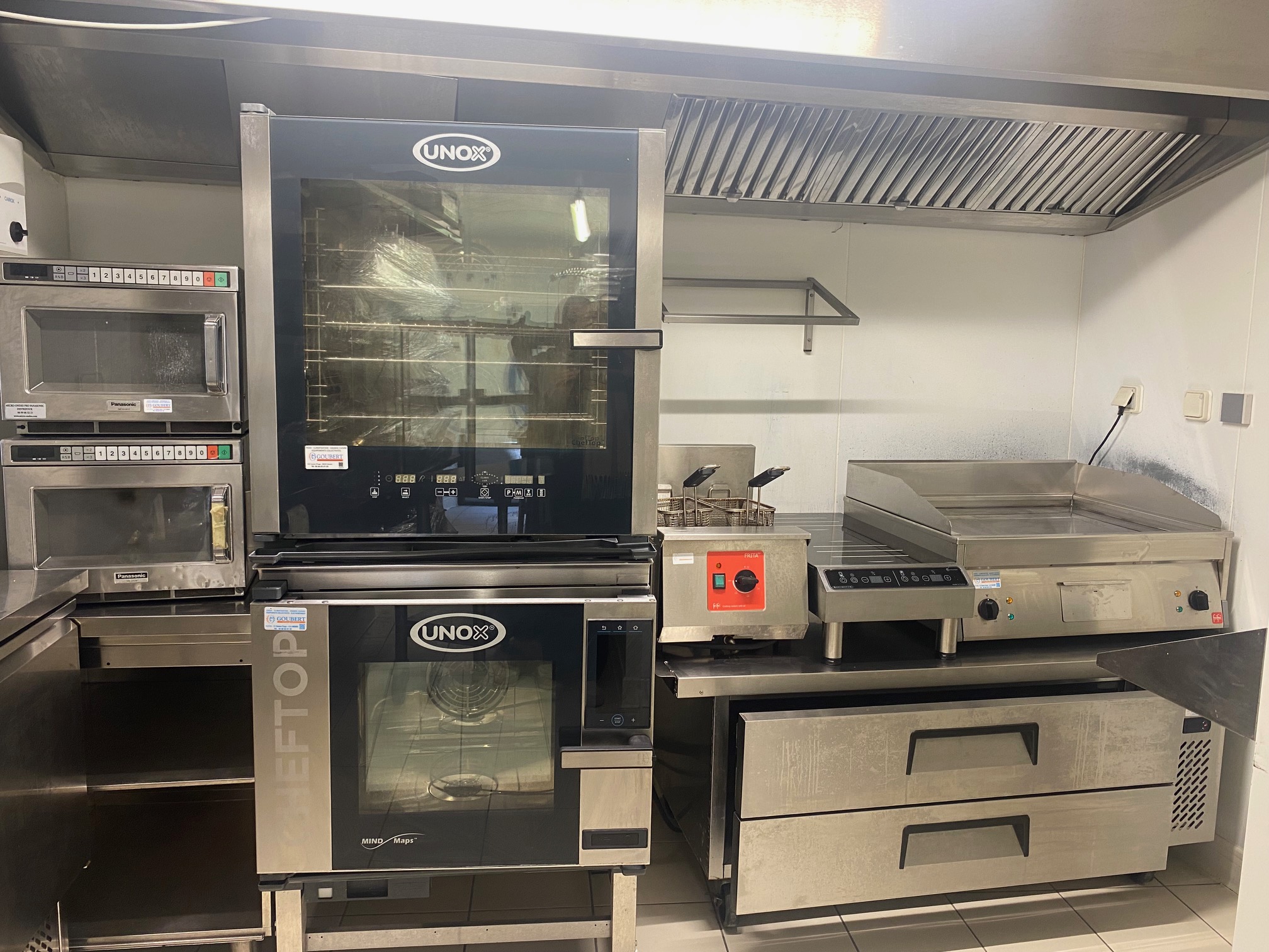 À vendre un hôtel**– restaurant, refait à neuf en 2020.
Il s’agit d’un établissement saisonnier, situé en Lozère, au cœur d’un village de 500 habitants. Très touristique, il est au carrefour de différents sentiers de randonnée dont le fameux Chemin de Stevenson (GR70). 
La clientèle est variée : sportifs (randonneurs, vététistes), familles, retraités, vacanciers.  Elle réserve généralement plusieurs mois en avance et 100% en direct. 
L’hôtel peut accueillir jusqu’à 37 personnes, réparties dans 14 chambres confortables. Le restaurant dispose d’une salle d’une quarantaine de couverts, complétée par une terrasse surplombant le Tarn, très appréciée des clients, avec une capacité d’environ 60 couverts.
L’hôtel**– restaurant bénéficie d’une excellente réputation, un mélange de styles qui réunit le charme des chambres d’hôtes, le confort d’un hôtel et l’esprit chaleureux d’une auberge de jeunesse. 
L’établissement est entièrement équipé avec du matériel entretenu, acheté neuf en 2021. Il dispose d’une laverie automatique en libre-service ouverte à tous.
Une maison d’habitation (98 m2) située dans le village, en excellent état et entièrement équipée & meublée (3 chambres), est incluse. 
L’hôtel-restaurant est ouvert de mi-avril à mi-octobre. Il fonctionne uniquement avec du personnel saisonnier. Aucun CDI n’est en cours, il n’y a donc aucune contrainte sociale à la reprise.
Le taux d’occupation moyen sur la saison 2024 est de 92 %, pour un chiffre d’affaires supérieur à 500 000 €.
Le repreneur peut être accompagné lors du démarrage de l’activité. 

Modalités de cession : vente en titres (rachat de 100% des parts sociales de la SARL qui détient l’intégralité des actifs : murs, fonds de commerce et maison d’habitation) : 365 000€
Possibilité de vente des murs et du fonds de commerce avec maison d’habitation en option (pour le prix, merci de nous contacter).

Référence de l'annonce : L0496