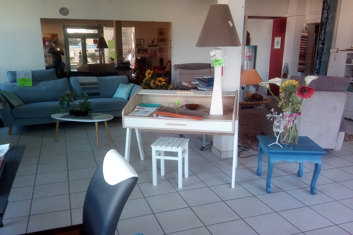 Vends fond de commerce d'électroménager, TV, meubles, literie, salons, cuisine etc... de 600m2 à Néris les bains dans l'allier. Magasin très bien placé avec deux entrées et avec grand parking clientèle gratuit dans une ville thermale à fort potentiel.