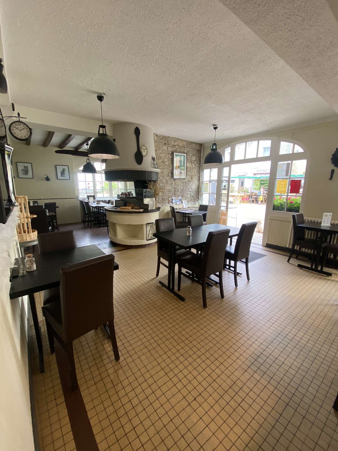 Description : Pour cause de changement d’activité, à louer local nu sans fonds de commerce d’un bar-restaurant-multiservices situé à Loché-sur-Indrois, village de charme situé à quelques kilomètres de Montrésor (Plus beau village de France).
Cet établissement d’une 20aine de places, bénéficie d’une excellente réputation et est situé sur un axe très fréquenté, accès direct A85/A20. Les locaux sont en excellents états, lumineux, aux normes accessibilité handicapés, sur la place du village. Gros potentiel de développement.
 
Partie commerce : D’une surface totale 95m² avec une cheminée centrale (grillade) la capacité de 25 couverts peut être étendue sur une terrasse.
La cuisine inclut le matériel suivant : piano, friteuse, saladette, réfrigérateur, hotte
L’établissement propose également un dépôt de pain, épicerie ainsi qu’un point poste indemnisé.
 
Partie logement : 65m2 au 1er étage composé d’une entrée, d’un salon, d’une cuisine, d’une salle d'eau et de 2 chambres. 
Chauffage : Air/eau par pompe à chaleur, double vitrage sur l'ensemble des ouvertures.
PMR : Oui, accessibilité et WC
Licence IV : Mise à disposition par la commune
Bail : Type commercial 3/6/9
Loyer :  483€ HT/mois soit 579,62 € TTC/mois (commerce + habitation)