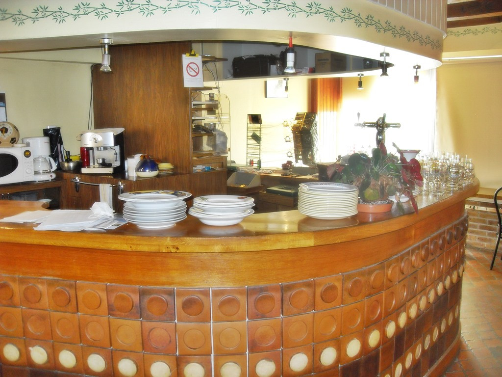À vendre un fonds de commerce Bar avec tireuse plus licence IV,  murs. possibilité de faire un logement sur les 3 étages. Ce bar vieux de 100 ans cherche un repreneur pour son activité. Il vous est possible de l'acquérir avec ou sans licence Dès l'entrée une vitrine de 2.50 m x 1.50 m, vous invite à entrer dans la salle de 36 m² avec son bar centrale. L'étage vous laisse la possibilité d'aménagé un appartement. Il se compose d'une cuisine fermée de 6 m², une pièce pouvant être aménagé en salle d'eau de 2.5 m² et un séjour de 17 m². Au deuxième, une chambre de 12 m² et un grenier aménageable de 17 m². A l?extérieur une remise de 19 m²