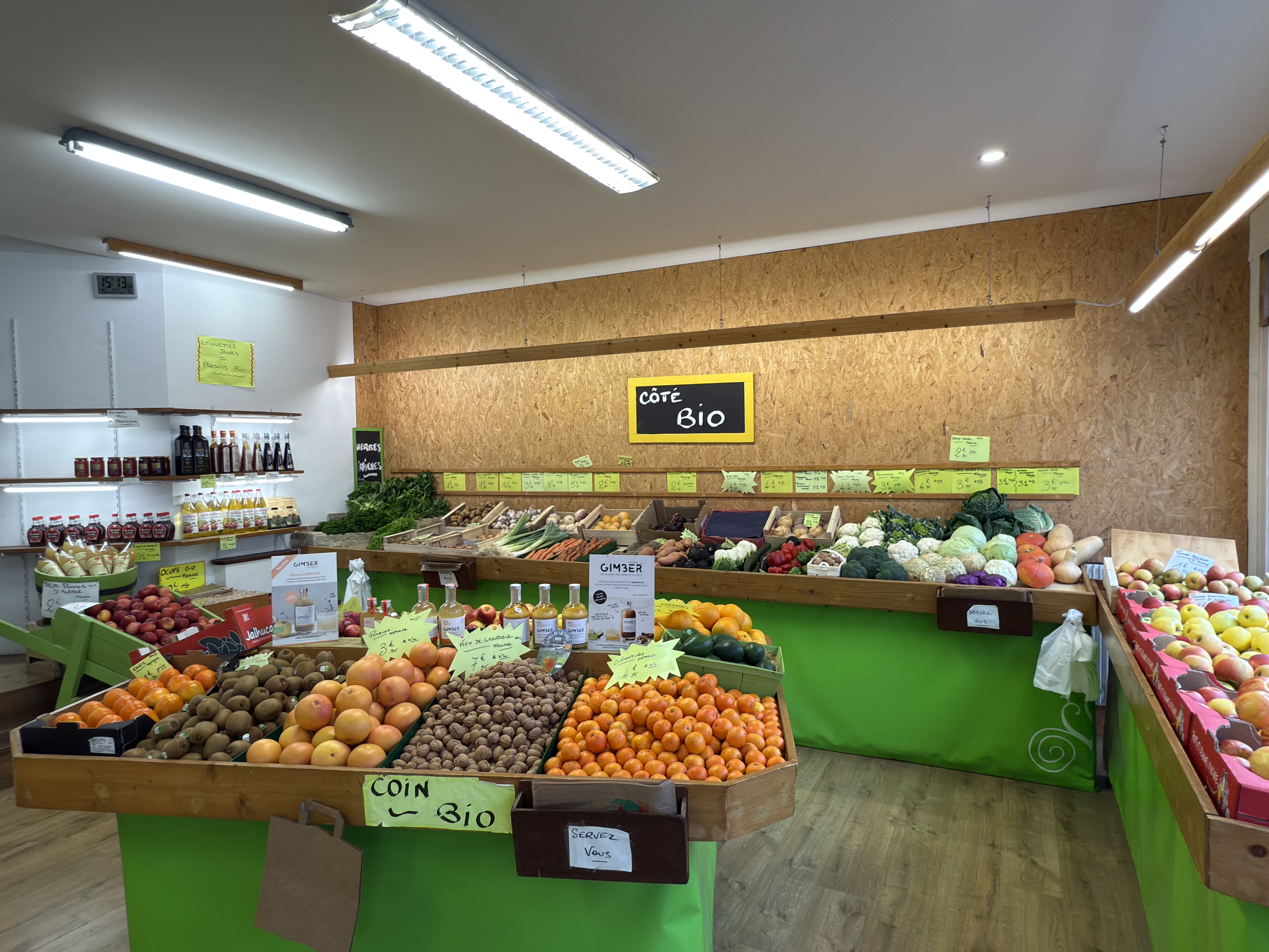 vends pour cause de retraite à Gerardmer ville très touristique
magasin de fruits et légumes (bio et conventionnel)
Local de 120 M2 comprenant une partie magasin de 50 M2 et une réserve de 70 M2 avec chambre froide.