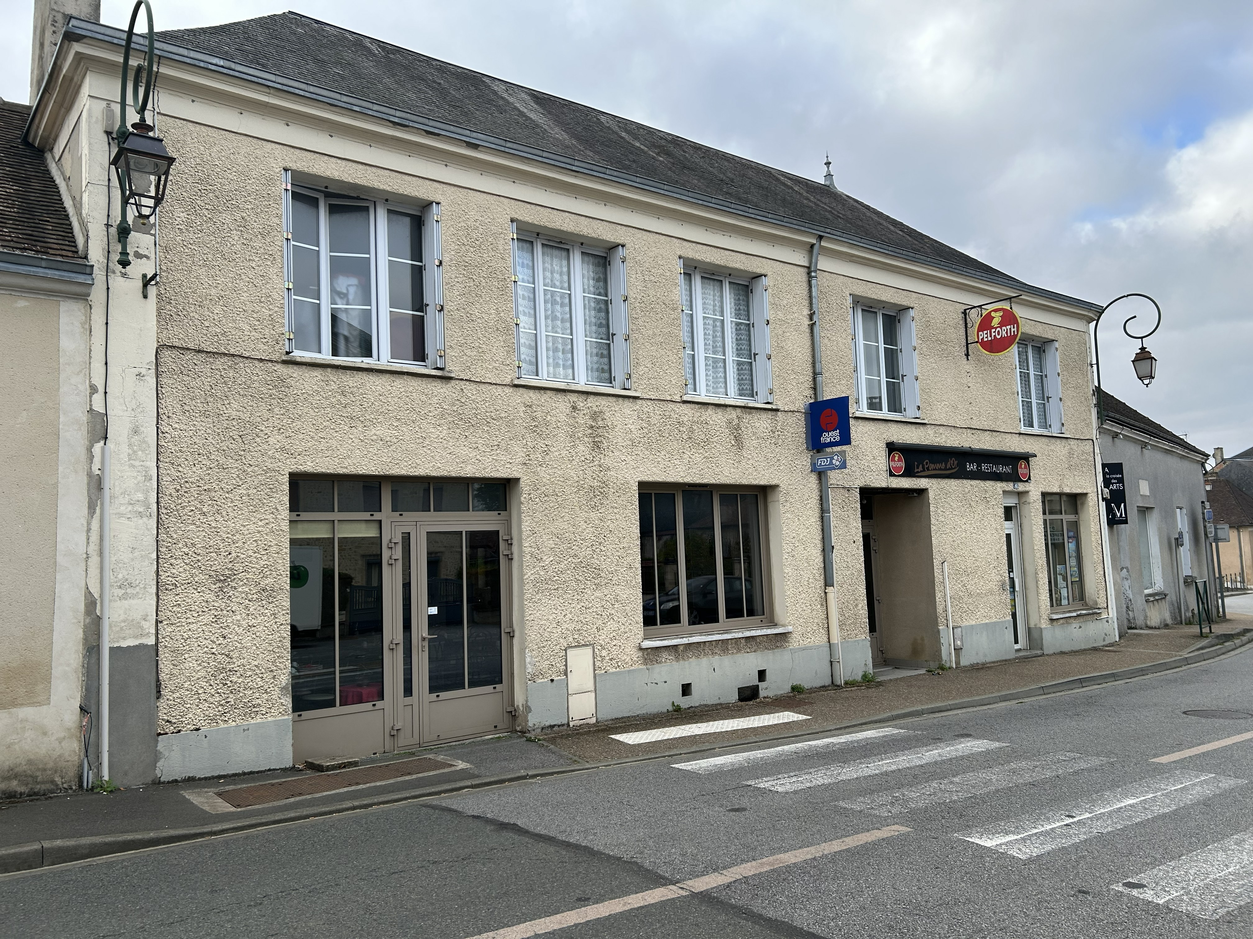 Location commerce restaurant avec Licence IV : 642 € HT
Possibilité de louer le logement T5 au dessus du restaurant.

Situé à Saint-Rémy-du-Val, charmant village de la Sarthe, entre Mamers et Alençon, cet établissement bénéficie d’un emplacement intéressant sur un axe fréquenté et d’une clientèle locale, de passage et ouvrière.

Une belle opportunité pour un professionnel de la restauration ou un couple souhaitant reprendre une activité avec logement sur place et un réel potentiel de développement.

🍽️ UN RESTAURANT DE 170 M² ENVIRON

L’établissement, aux normes, offre une capacité d’environ 80 places assises et comprend :

Salle bar d’environ 35 m²
Deux salles de restaurant d’environ 35 m² et 46 m²
Cuisine
Espace plonge
Arrière-cuisine
Réserve
Remise
Grenier
Cave
Sanitaires aux normes PMR
Petite cour intérieure à l’arrière
Parking à disposition à proximité

🏠 LOGEMENT T5 D’ENVIRON 70 M²

À l’étage, un logement permet de vivre sur place, un véritable avantage pour un couple repreneur.
Il comprend :
5 pièces d’environ 12 à 15 m²
Salle de bains
WC
Toit-terrasse

📋 UNE ACTIVITÉ AVEC DE NOMBREUSES POSSIBILITÉS

Le fonds bénéficie d’une Licence IV et permet différentes activités :

Restaurant – Bar – Traiteur – Presse – FDJ – Carte de pêche

Actuellement, l’établissement est ouvert uniquement le midi, avec une formule comprenant notamment :

Buffet d’entrées – Plat – Fromage – Dessert – Café – Boisson

Cette exploitation actuelle laisse une importante marge de développement pour un repreneur motivé.

Plusieurs pistes peuvent être envisagées :

Ouverture le soir
Ouverture le week-end
Développement de l’activité bar
Développement du traiteur
Repas de groupes et événements
Vente à emporter
Développement de la FDJ et de la presse
Création de nouvelles formules
Un camion réfrigéré est également compris dans la vente, idéal pour les achats et particulièrement intéressant pour développer l’activité traiteur.

🤝 UNE MAIRIE QUI SOUHAITE ACCOMPAGNER LE REPRENEUR

La mairie, propriétaire des murs, souhaite accompagner le futur repreneur dans son installation et dans la pérennisation de l’activité.
La commune est attachée au maintien de ce commerce de proximité et souhaite favoriser la reprise et le développement de l'établissement.
Un véritable atout pour un repreneur souhaitant s’installer durablement dans la commune et développer son projet.
Les modalités d’accompagnement pourront être étudiées directement avec la mairie en fonction du projet du repreneur.


Une opportunité particulièrement intéressante pour un professionnel de la restauration, un couple ou un entrepreneur souhaitant reprendre un établissement disposant déjà de ses équipements, d’une Licence IV, d’un logement sur place et de nombreuses possibilités de développement.
Le faible prix du loyer et l’accompagnement souhaité par la commune offrent de bonnes conditions pour construire un nouveau projet professionnel.

📍 Saint-Rémy-du-Val – Sarthe
📍 Entre Mamers et Alençon

Pour plus d'informations ou pour organiser une visite, n'hésitez pas à nous contacter.
Téléphone Mairie : 02 43 97 75 17 / 07 43 40 45 36