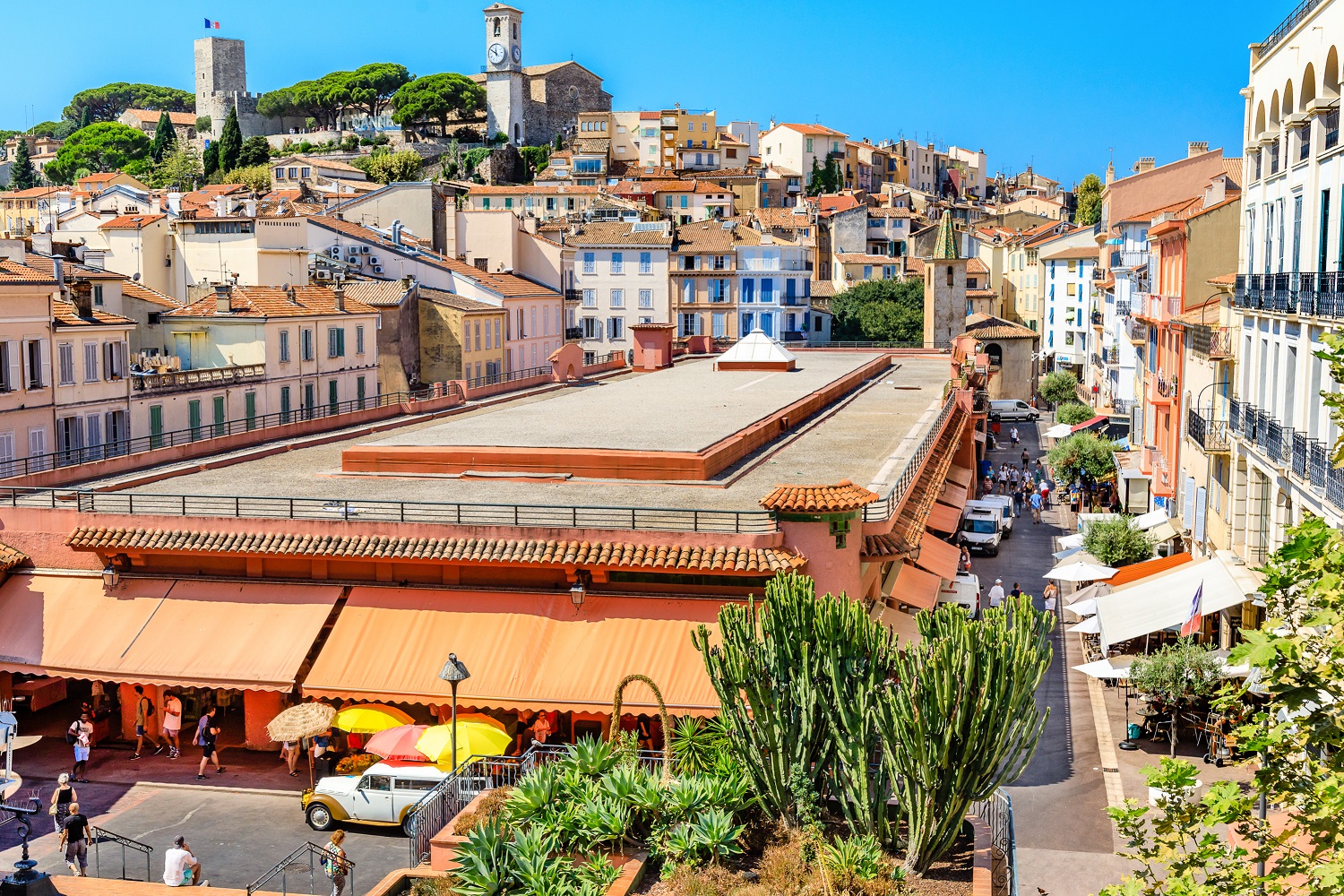 A vendre 320 000 euros le fonds de commerce d’un café, salon de thé, vente à emporter, petits déjeuners, situé au centre ville de Cannes, à 50 mètres du bord de mer et du marché Forville.
Emplacement Premium, zone piétonne très fréquentée.
Très belle affaire avec deux terrasses couvertes.
Plus de 8 mètres linéaires de vitrines.
CA 265 000 euros
12 places à l’intérieur
40 places à l’extérieur.