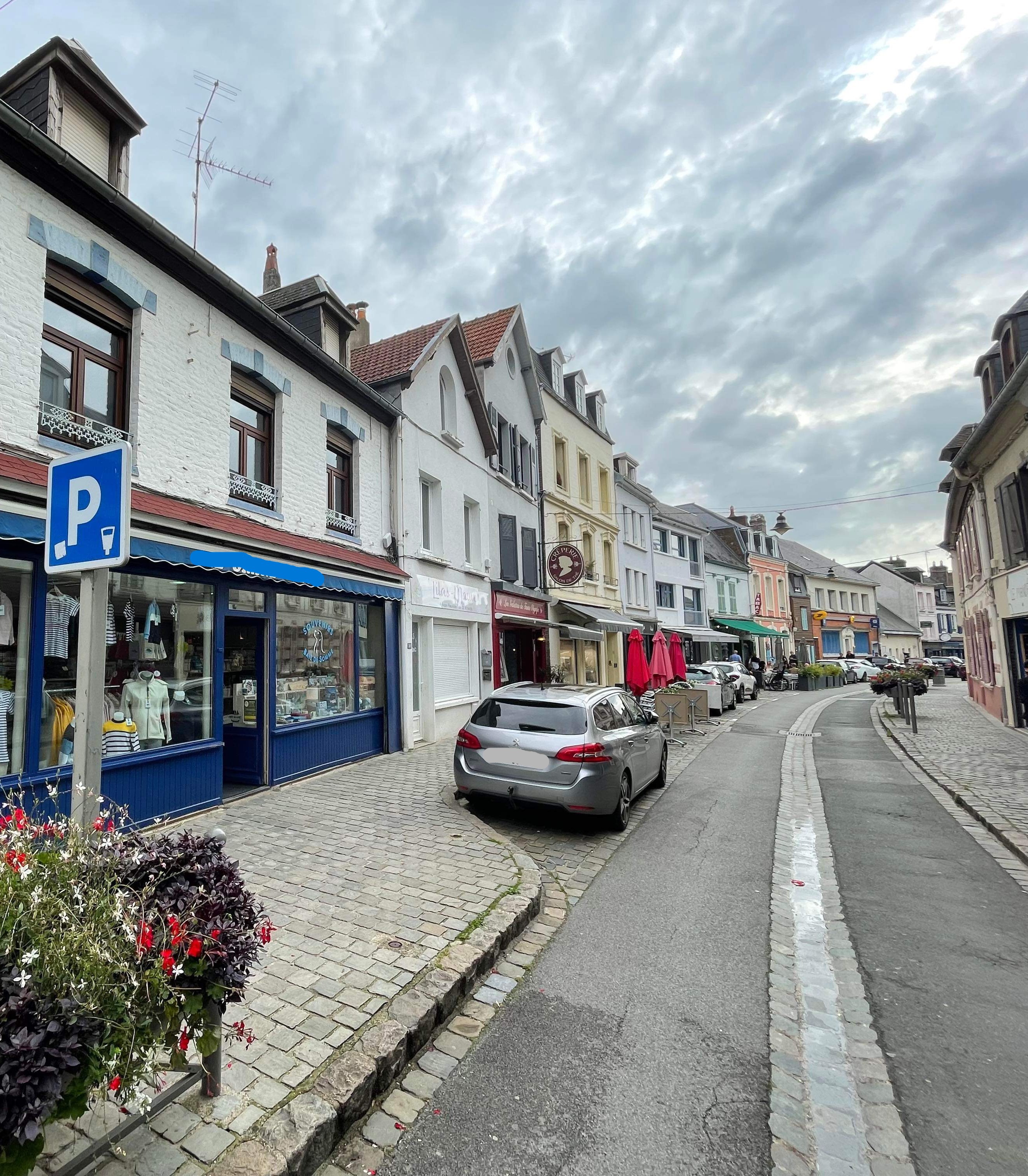 Emplacement rare et privilégié, au cœur de Saint-Valery-sur-Somme, ville touristique prisée à seulement 2h de Paris.
Cet immeuble de 300m2,unique sur le marché, offre un potentiel économique tant pour un investisseur que pour un projet entrepreneurial ou résidentiel.
-----------------------
Les atouts principaux:
- Vue imprenable sur la Baie de Somme, une des plus belles Baies du Monde.
- Situation idéale: double accès entre rue commerçante animée et la Baie, en plein centre ville.
- Volumes généreux et traversants sur 4 niveaux, avec possibilité de multiples aménagements.
----------------------
Composition détaillée:

1- PARTIE COMMERCIALE

- Rez-de-chaussée et sous-sol traversants, avec 4 grandes vitrines offrant une visibilité optimale.
- Deux caves voutées en pierre sur toute la surface, parfaite pour du stockage ou créer un espace atypique.
- Un bureau avec une vue sur la Baie et deux réserves (dont une équipée d'un WC).

2- PARTIE HABITATION

- Un grand séjour lumineux traversant (vue Baie et rue commerçante), une cuisine, une salle de bain, un WC indépendant et une chambre.
- Deux chambres mansardées au dernier étage, elles aussi traversantes avec une vue imprenable sur la Baie.
--------------------------
Potentiel et opportunités:
- Possibilité de diviser la partie commerciale et la partie habitation pour du locatif à forte rentabilité.
- Création d'un toit terrasse envisageable pour profiter pleinement des lumières et paysages uniques de la Baie
- Travaux à prévoir, mais le potentiel est immense pour transformer ce bien en un bien d'exception.
-------------------------
Idéal: investisseur ou porteur de projet, avec un peu d'imagination, tout devient possible.

INFORMATIONS PRATIQUES:
- Bien libre de toutes activités, offrant une totale flexibilité.
- Risques consultables sur le site officiel Géorisques.
- Les DPE seront faits au moment de la vente.

PRIX: 790 000 euros (hors frais de notaire, à la charge de l'acheteur), soit environ 2663 euros/m2, un excellent rapport qualité/emplacement.
ATTENTION: demandes sérieuses uniquement et par message dans un premier temps.

Ne manquez pas cette opportunité rare dans l'un des plus beaux sites de France.
Contactez-moi pour plus de détails et laissez-vous inspirer!