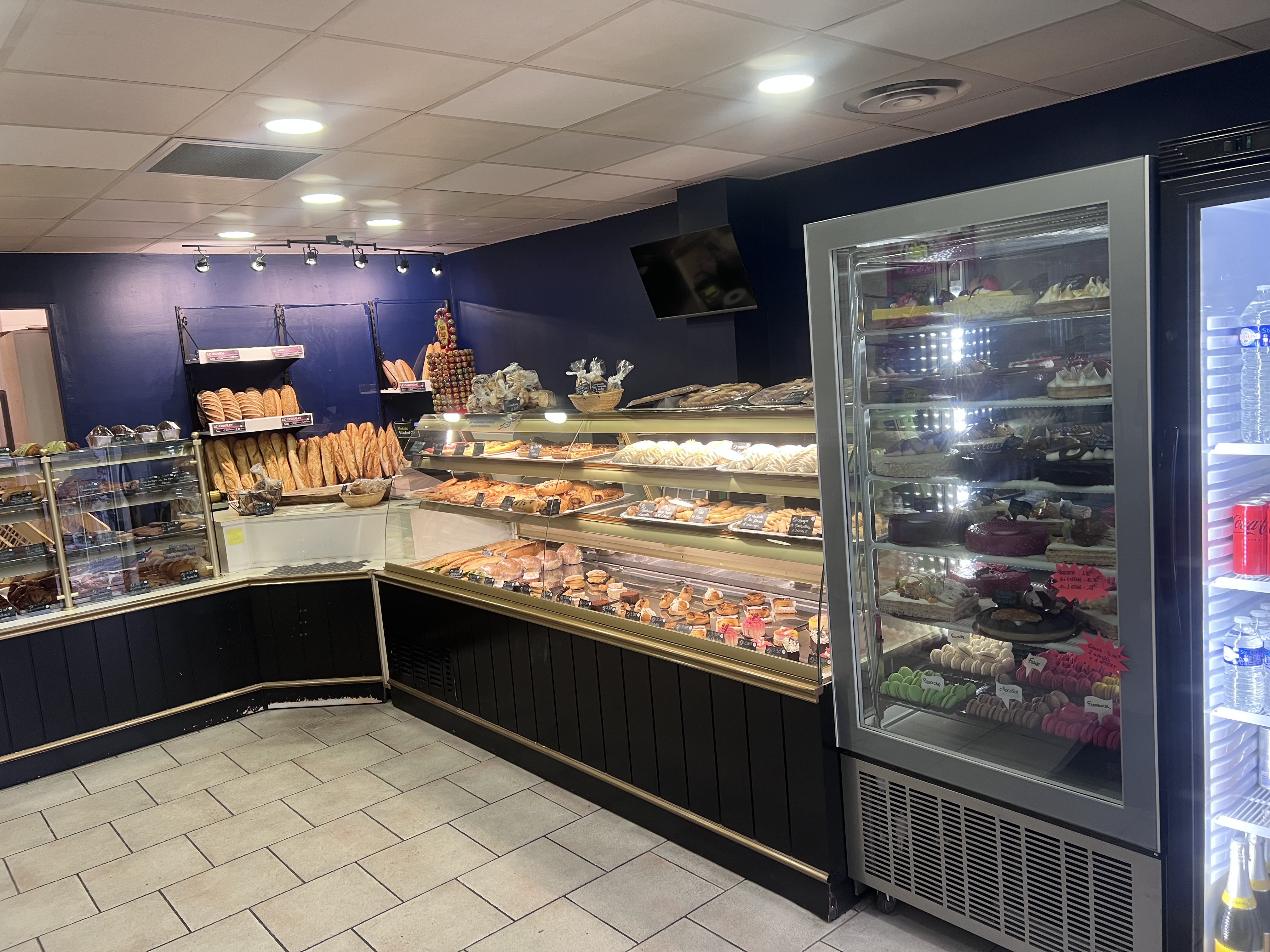 Bonsoir 👋

✅ Nous mettons en vente notre boulangerie pâtisserie située dans un village au cœur des Alpes de hautes Provence (04130 Volx) rachetée il y a 6 ans. 
Raison de la vente : 👶👩‍🍼
🏠C’est une boulangerie en plein cœur de village proche de toutes les commodités et commerces de proximité ( tabac, mairie , boucherie, poste, école élémentaire, école maternelle, parking, banque…)
🛑 Village en pleine expansion, pas de concurrence directe sur le village aucun confrère. 
🪏 Matériels en parfait état très bien entretenus , fréquemment renouvelé, climatisation réversible par gainable dans tous les locaux, caméra de vidéo surveillance. 
💡 COMPTEUR BLEU 
🚶 Le personnel se compose : d’un boulanger , d’un apprenti pâtissier CAP 2ème année. 
🍀 Structure saine avec une belle clientèle fidèle , de professionnels, des villages voisins. 
💰 CA : 300 000€
💶 Prix de vente 180 000€
☎️ Plus de renseignements sur visite , pas de démarche mandataire. 
💻bdm04130@orange.fr