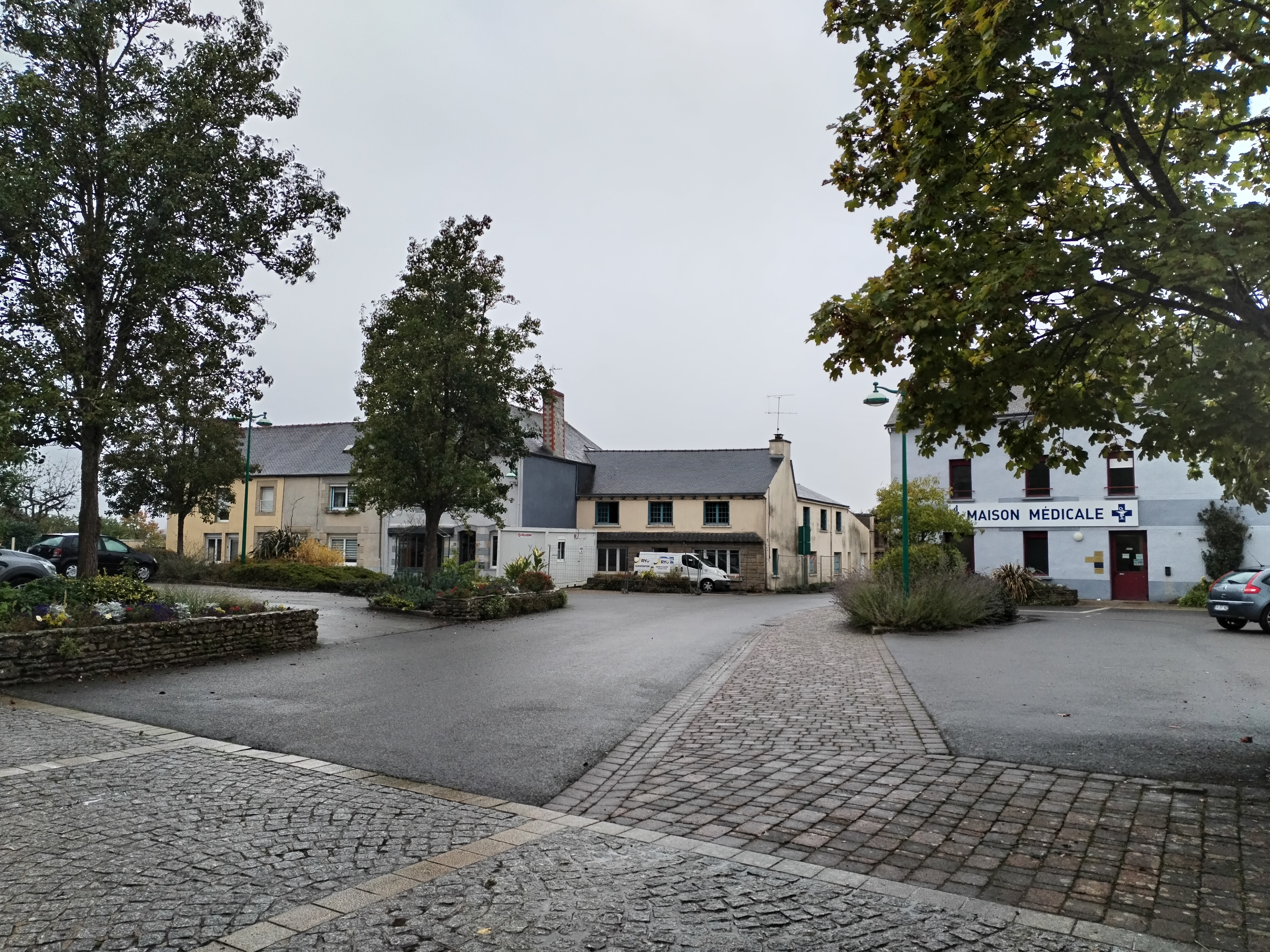 Une commune en pleine croissance du Morbihan recherche son restaurateur. Cuisine, bar et salles livrés fin juin 2027, loyer maîtrisé et accompagnement gratuit à la création. Les candidatures sont ouvertes jusqu’au 30 novembre 2026.

Description du bien :

Au cœur d’une commune dynamique de 1 750 habitants en croissance (+7,8% entre 2017 et 2023), la municipalité lance un appel à candidatures pour choisir l’exploitant de son futur restaurant.

Fermé depuis 2015, l’ancienne crêperie restaurant de centre bourg fait l’objet d’une rénovation complète menée par la commune, propriétaire des murs. Le local sera livré fin juin 2027, rénové et aux normes de restauration. Il est livré non équipé : le matériel professionnel et le mobilier sont à la charge de l’exploitant, qui peut les acheter neufs ou d’occasion. La commune fournit la hotte d’extraction, le comptoir du bar et l’arrière-bar.

Le candidat retenu est désigné dès janvier 2027 . Il dispose ainsi du premier trimestre pour préparer son projet.

Le local comprend :
- Une grande salle de restaurant comprenant une partie bar d’une surface totale de 110 m².
- Une cuisine de près de 25 m² (préparation, cuisson, plonge) avec hotte d’extraction, et près de 25 m² de stockage.
- Des sanitaires PMR, un vestiaire du personnel, des locaux techniques, un local poubelles et un garage.
- Une terrasse extérieure exposée plein sud.
- Un logement d’environ 80 m² (2 chambres), avec accès indépendant, est situé à l’étage. Il peut être loué à l’exploitant dans le cadre d’un bail d’habitation dédié.
- Un local neuf et bien placé, un loyer maîtrisé et une commune qui accompagne l’installation de son restaurateur.

Projets envisageables :
- Restaurant
- Restaurant avec diversification de l’activité (en complémentarité avec les commerces existants du bourg)

Surface du bien :

Local commercial : environ 186 m² (hors garage de 44 m² et terrasse)
Dont salles de restaurant et bar : 110 m²
Logement à l'étage : environ 80 m²

Localisation :

à 10 minutes de Ploërmel
À proximité : un lac avec base nautique et un golf.

Le bourg est situé sur un axe départemental qui enregistre environ 3 100 véhicules par jour.

La commune est traversée par une voie verte, maillon d'une véloroute vers Saint-Malo (plus de 30 000 passages comptabilisés en 2024 sur un point de comptage du même itinéraire). Elle accueille également un camping ouvert toute l'année (68 emplacements nus et 75 mobil-homes) et un aérodrome.

Conditions d'acquisition :

Bail commercial 3-6-9 : loyer de 950 € TTC/mois hors charges (eau et électricité à la charge du preneur), révisé chaque année selon l'indice trimestriel des loyers commerciaux. Dépôt de garantie : 1 900 € (2 mois de loyer).

Logement à l'étage (facultatif) : 650 € TTC/mois hors charges.

Équipements professionnels et mobilier à la charge de l'exploitant. Aide possible pour certains investissements au titre du PASS Commerce et Artisanat (Région Bretagne et intercommunalité).

Appel à candidatures ouvert du 1er octobre au 30 novembre 2026 (minuit). Sélection en décembre, auditions des finalistes en janvier 2027, choix de l'exploitant fin janvier 2027.

Caractéristiques / Atouts :

- Local entièrement rénové par la commune, livré fin juin 2027
- Hotte, comptoir de bar et arrière-bar fournis et financés par la commune
- Liberté d'équiper la cuisine et la salle selon le concept (matériel neuf ou d'occasion)
- Terrasse exposée plein sud
- Logement de 80 m² disponible à l'étage
- Loyer de départ maîtrisé
- Licence IV : la commune souhaite l'acquérir et la mettre à disposition de l'exploitant (sous réserve d'aboutissement)
-Clientèle locale et de passage : voie verte, camping, lac
- Bourg en croissance : lotissement de 19 lots commercialisés, nouveau pôle médical en construction (une dizaine de praticiens), 25 associations
- Accompagnement gratuit à la création d'entreprise (PASS Création), sous conditions d'éligibilité
- Visibilité médiatique pour le candidat retenu, via les canaux des partenaires