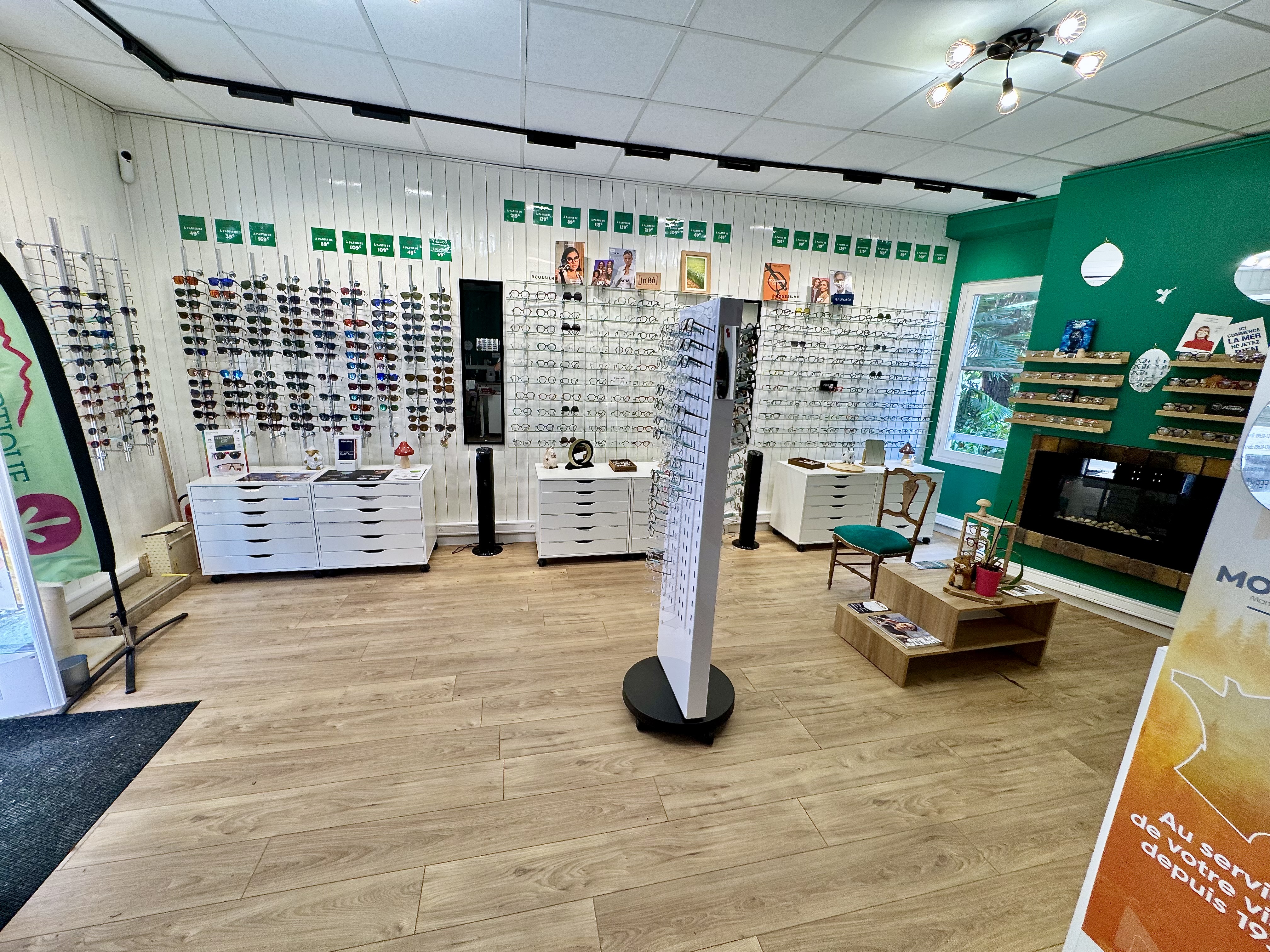 Opportunité rare : cession d'un fonds de commerce d'optique récent, entièrement équipé, situé à Vernet-les-Bains (Pyrénées-Orientales), avec un fourgon professionnel aménagé permettant de développer une activité itinérante en milieu rural.
Créé le 16 juin 2025, le magasin a dû cesser son activité en avril 2026 pour raisons de santé. L'ensemble est proposé clé en main, prêt à être exploité immédiatement.
Le magasin
•	Local commercial d'environ 55 m².
•	Vitrine d'environ 2 mètres linéaires
•	Bail commercial neuf lors de la cession.
•	Loyer mensuel : 675 €.
•	Salle d'examen entièrement équipée.
•	Présentation possible de 450 montures (enfants, solaires, 100 % Santé et grandes marques).
•	Plus de 10 marques référencées.
•	Environ 120 clients déjà fidélisés.
Le fourgon professionnel
Le fourgon est entièrement aménagé pour réaliser toutes les prestations d'optique en itinérance.
•	Environ 100 000 km.
•	Salle d'examen complète intégrée.
•	Idéal pour desservir les communes rurales et développer une clientèle de proximité.
Matériel inclus
Le magasin et le fourgon sont vendus avec un équipement récent comprenant notamment :
•	1 meuleuse automatique,
•	2 meuleuses manuelles,
•	1 taille-verres,
•	2 salles d'examen (magasin et fourgon),
•	1 écran de projection,
•	ainsi que l'ensemble du matériel nécessaire à l'exploitation.
Activité
•	Commerce indépendant (aucune redevance d'enseigne).
•	Ticket moyen : 400 €.
•	Chiffre d'affaires réalisé depuis la création : 70 000 € malgré une période d'exploitation limitée.
•	Important potentiel de développement grâce à la clientèle locale et à l'activité itinérante.
Horaires pratiqués :
•	Lundi : 14 h 00 – 18 h 30
•	Mardi, mercredi et vendredi : 9 h 30 – 12 h 00 / 14 h 00 – 18 h 30
•	Jeudi : tournée sur les villages environnants avec le fourgon
•	Samedi : 9 h 00 – 12 h 30
Conditions de cession
•	Fonds de commerce et matériel : 120 000 €
•	Fourgon professionnel entièrement équipé : 30 000 €
Possibilité d'acquérir également les murs
Les murs commerciaux sont proposés à la vente pour 65 000 € et comprennent :
•	le local commercial,
•	un appartement restant à terminer de rénover.
Diplôme requis : BTS Opticien-Lunetier (ou qualification permettant l'exploitation de l'activité).
Une belle opportunité pour un opticien souhaitant s'installer rapidement avec un outil de travail complet, moderne et immédiatement opérationnel, tout en bénéficiant d'un fort potentiel de développement sur un secteur à faible concurrence.