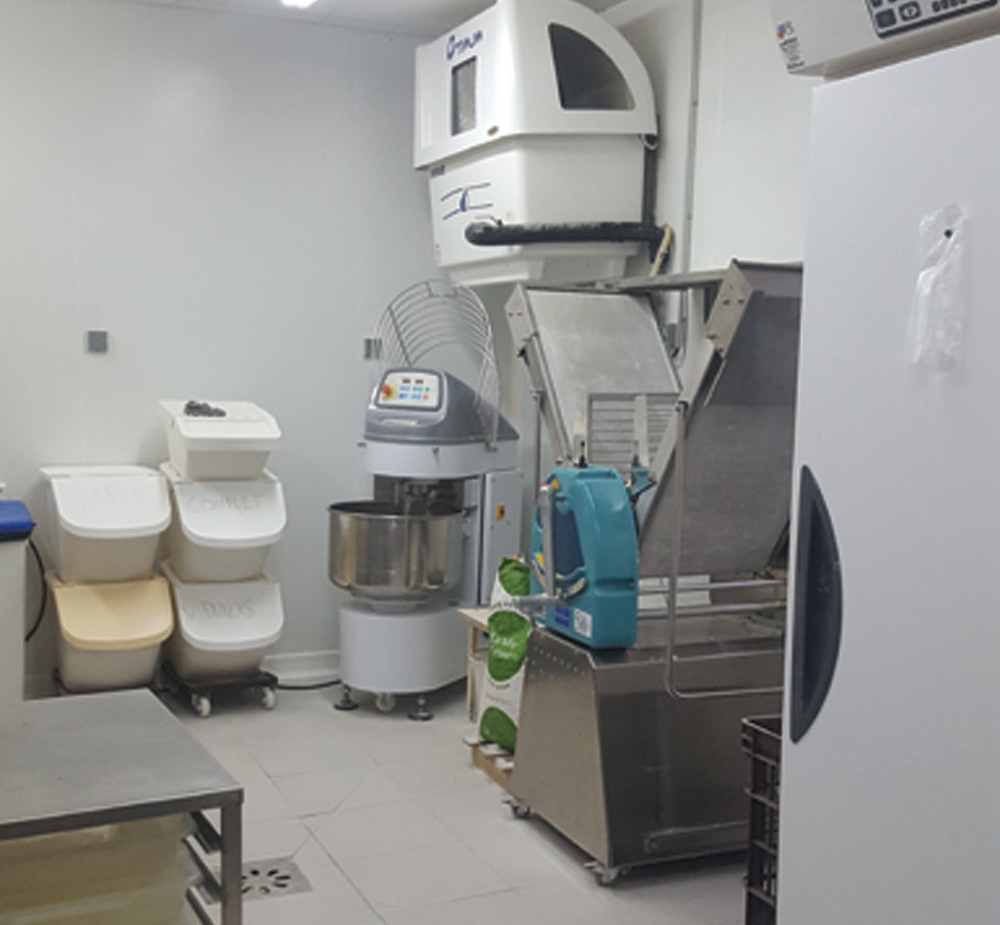 Cause départ à la retraite la Mairie de Ploéven recherche un repreneur pour sa Boulangerie-Pâtisserie-Epicerie.
Cette boulangerie, proche de l’école, est située dans le cœur du village de caractère de PLOÉVEN, commune littorale labélisée Commune du Patrimoine Rurale de Bretagne dans le Finistère, à 3 minutes de la baie de Douarnenez. Ce joli commerce a tous les atouts pour conserver et développer l’activité qui existe depuis 16 ans.
Le fonds de commerce est à vendre 100 000 euros avec un agencement fonctionnel et un équipement de matériel professionnel de qualité, ouvert sur le magasin. La boulangerie-pâtisserie a été créée en collaboration avec la commune de Ploéven en 2008.
L'établissement présente un réel potentiel de développement en pâtisserie et en snacking. 
La mairie met en location le bâtiment pour un loyer de 857,55 euros, loyer qui se décompose de la manière suivante :
-	Partie commerce 200 m² : 595,48 euros mensuel
-	Appartement T2 45 m² (1 pièce de vie, 2 chambres et 1 salle de bains) : 262,07 euros mensuel.
La boulangerie donne sur un grand parking, idéal pour le stationnement.
Un accompagnement technique pour la reprise du commerce est possible.
Pour tout renseignement sur le fonds de commerce, merci de téléphoner à M ou Mme BERGER au 06.12.25.84.59
Pour tout renseignement relatif à la location, merci de contacter la Mairie aux horaires d’ouverture au 02.98.23.05.31 du lundi au vendredi de 9h00 à 12h00.
CAP Boulangerie et/ou Pâtisserie sont requis.
Les dossiers de candidatures accompagnés d’une lettre de motivation et d’une présentation du parcours professionnel sont à adresser par mail ou par courrier à la Mairie : 
10 rue de la Mairie - 29550 PLOEVEN
mairie@ploeven.fr