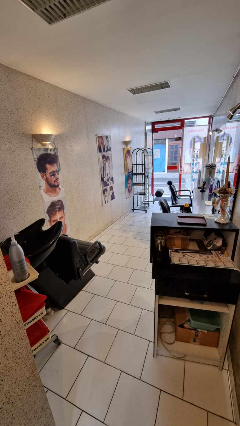 Fond de salon de coiffure mixte à cloyes sur le loir donne sur 2 rue différentes 86metres carrés, en centre ville.
