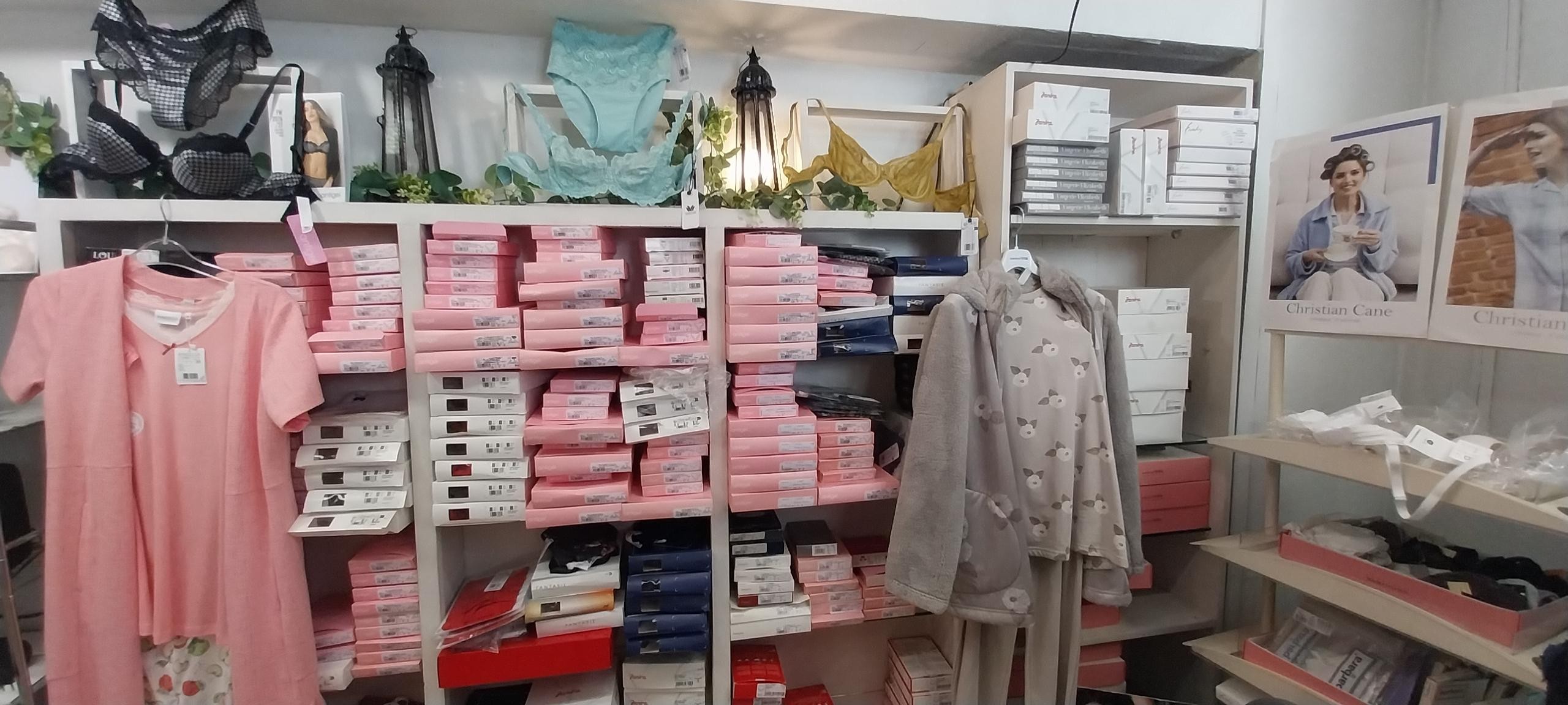 VENDS FOND DE COMMERCE, pour cause départ à la retraite 
Boutique de LINGERIE FINE créée en 1990, 36 ans d’activité , situé à Condom dans le Gers en Occitanie, ville de 8000 habitants, zone chalandise 19000 habitants, sur le parcours Saint Jacques de Compostelle.
Nombreux Atouts :  
Clientèle fidèle 
Emplacement n°1 
Stock et mobilier inclus 
Ambiance chaleureuse et soignée, 
Affaire clé en main, 
Idéal pour reprise immédiate.
Surface de  32 m² au sol 
Pour tous renseignements, veuillez nous contacter