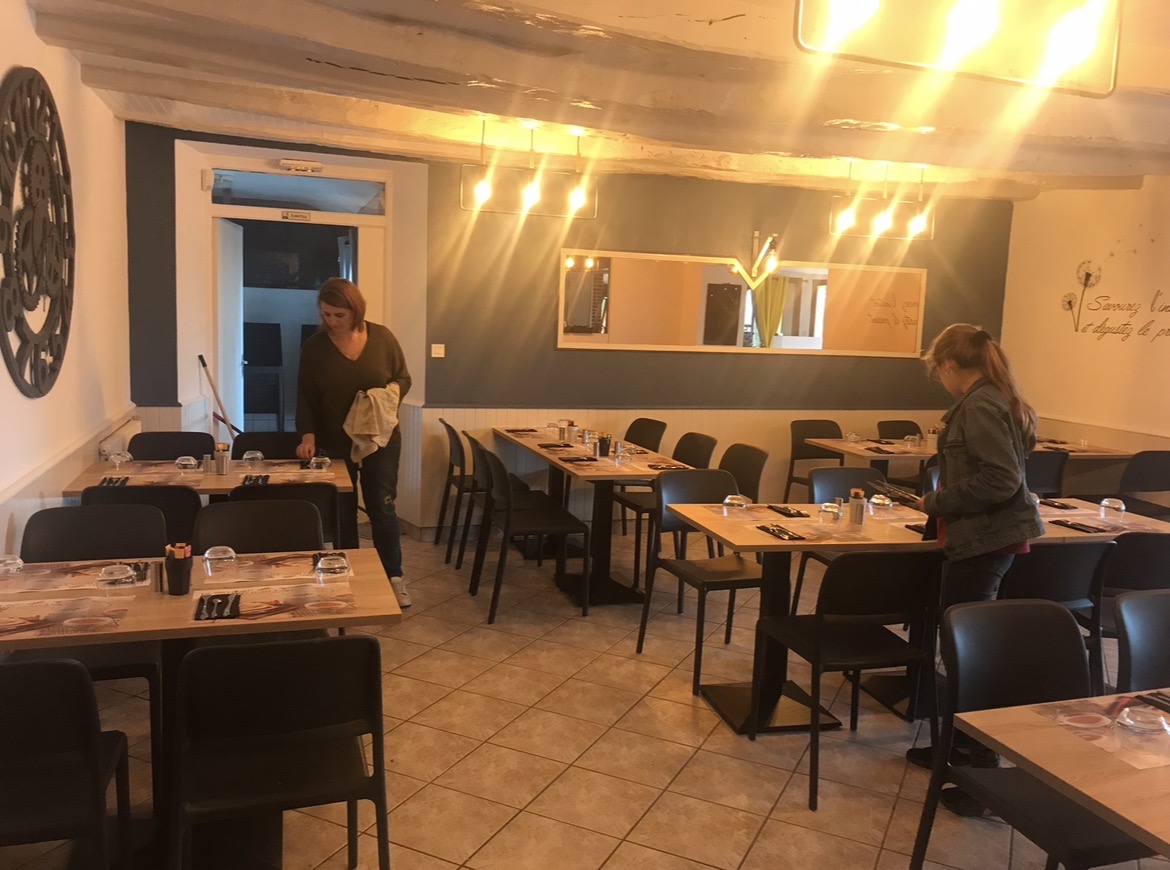 Bonjour 
Nous vendons notre commerce suite à un arrêt de la profession !
Très beau commerce au cœur de broceliande où il y a plus cas paisse ses meubles car les rénovations sont faites intérieur et extérieur egalement.
Pas de fond de commerce à acheter car il existe plus juste les mure à acheter et lancer sont commerce .
Capacité 60 couverts à l’intérieur 20 sur la terrasse.
Au-dessus du Restaurant avec accès intérieur et extérieur, il y a un appartement de 80 m², deux chambres grande pièce à vivre, salle de bain à part toilette à part plus grenier.
Plus de photos, plus de renseignements me contacter. Merci