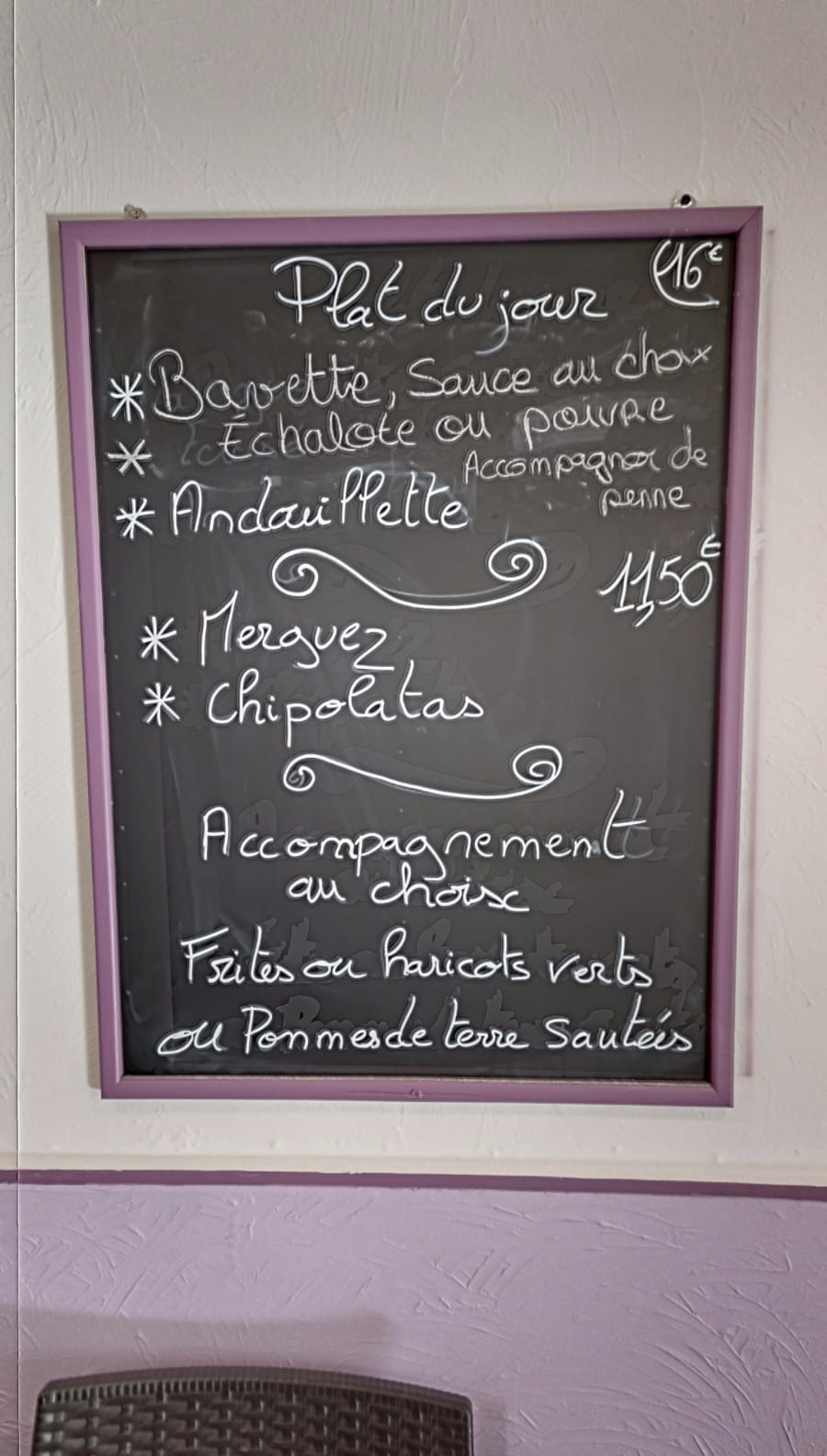 Bar-brasserie 90 m² Malijai

C'est une opportunité rare : un bar emblématique de son village, sur la route Napoléon, est aujourd'hui proposé à la vente.
Véritable lieu de vie et de convivialité, cet établissement bénéficie d'une clientèle fidèle et d'un emplacement central, au coeur de la vie locale.
Un commerce avec une âme Plus qu'un simple bar, il s'agit d'un point de rencontre incontournable pour les habitants, où se mêlent échanges, événements et moments de partage.Un lieu chargé d'histoire, prêt à écrire un nouveau chapitre avec son futur exploitant.
Emplacement stratégique Situé au coeur du village, le bar profite d'un flux régulier de clientèle locale ainsi que du passage, offrant un potentiel de développement intéressant.
Un fort potentiel à exploiter - Activité bar avec possibilité de développer une offre complémentaire (snacking, soirées à thème, animations...) - Idéal pour un couple ou un professionnel souhaitant s'installer dans un cadre de vie agréable - Opportunité de dynamiser encore davantage ce lieu central du village - Accompagnement possible
Qualité de vie Reprendre ce bar - brasserie - restaurant, c'est aussi faire le choix d'un cadre de vie provençal, entre nature, tranquillité et authenticité, tout en développant une activité professionnelle à taille humaine !