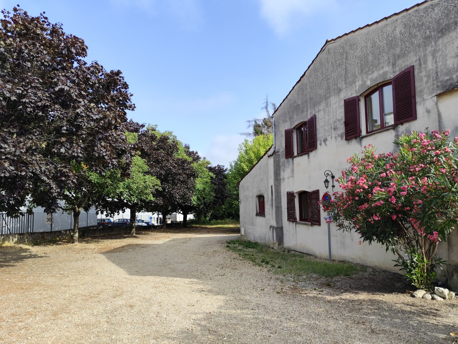 Immeuble atypique en pierre de Frontenac avec vue sur vignes de l'entre de mers comprenant le bar, salle de restaurant climatisé pour 50 places, salle attenante climatisée pouvant accueillir des groupes de 30 personnes, la terrasse pour 30 couverts. WC handicapé et WC simple . 
Cuisine professionnelle de 20m2, plonge et lėgumerie séparée, réserve et grenier, chaufferie et lingerie, chaudière à gaz de ville changée il y a 4 ans.
Village de 1500 habitants avec grottes Célestine et château a visiter, casse de voitures européennes, cave viticole. Village dynamique avec tous commerces, centre médical, maison de retraite, zone artisanale, école et lycée, camping et gendarmerie, proche de Saint Émilion et à 30 minutes de Bordeaux.
A l'étage appartement avec 3 belles chambres, salon, salle à manger de 60 M2, cuisine indépendante, WC et salle de bain et douche, idéal pour famille avec enfants.
Le plus de ce bâtiment accès handicapé, 15 places de parking privé sur 1600 M2 de terrain arboré pouvant être divisé ou possibilité de bâtir maison de 130m2 ou agrandissement du bâtiment existant.
Une visite s'impose pour un beau projet de vie.