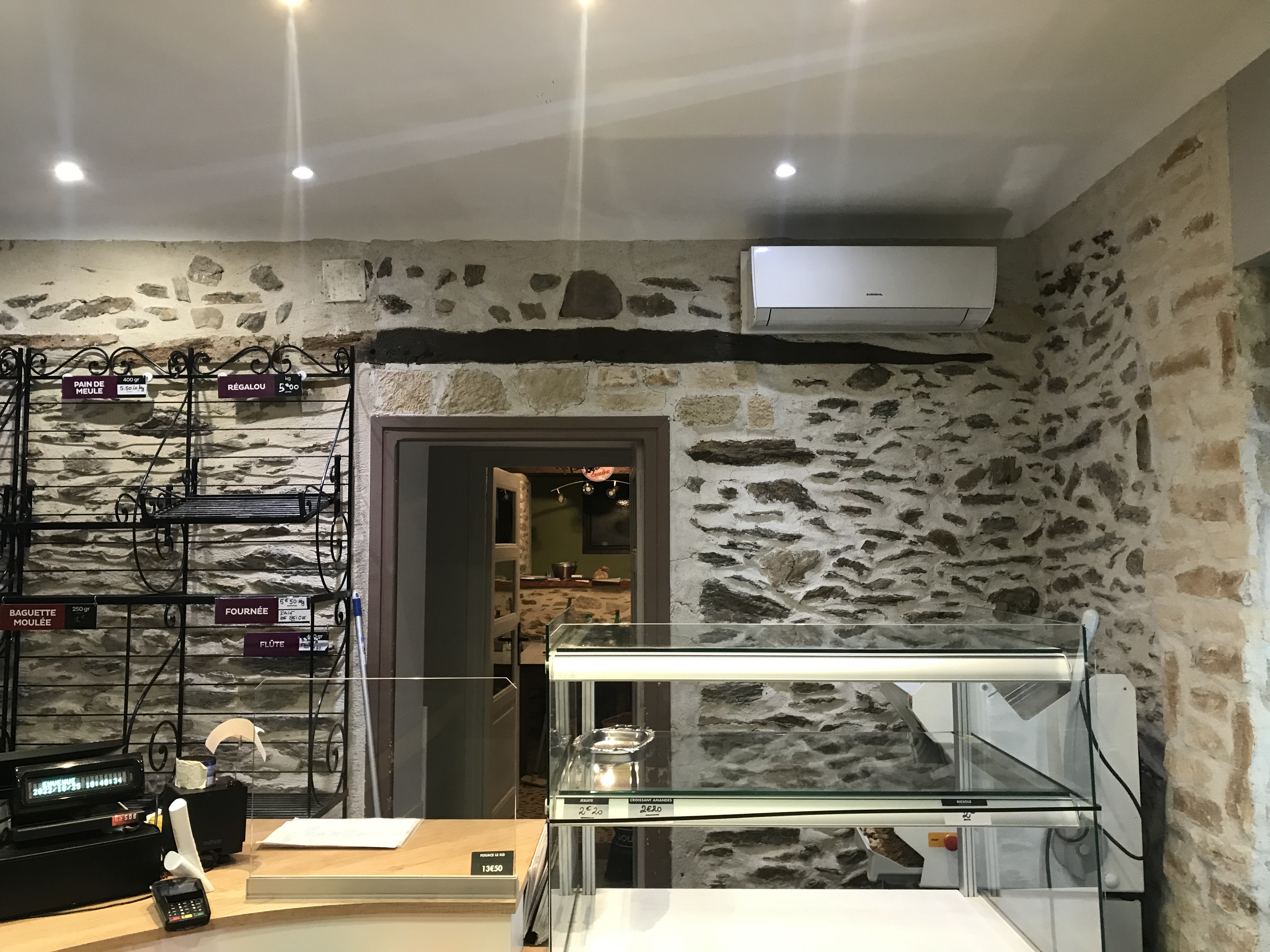 Dans un petit village étape de 2000 habitants entre Albi et Rodez une petite boulangerie pâtisserie familiale attend sagement qu’un repreneur se présente pour prendre la relève…
Située à côté d’une église, ayant comme voisin un tabac presse et un café PMU avec un grand parking.
Cette boulangerie pâtisserie de 200m2 comprend ´un espace vente lumineux de 30 m2. Un fournil de plein pied avec un espace boulangerie pétrissage.
Un espace de 50 m2 avec 2 chambres de pousse, tours réfrigérés, 1 four pâtissier et bien entendu le four à pain : entretien tous les ans. Et un espace stockage avec une chambre froide.
Un appartement T5 en location est situé au dessus de la boulangerie pâtisserie.