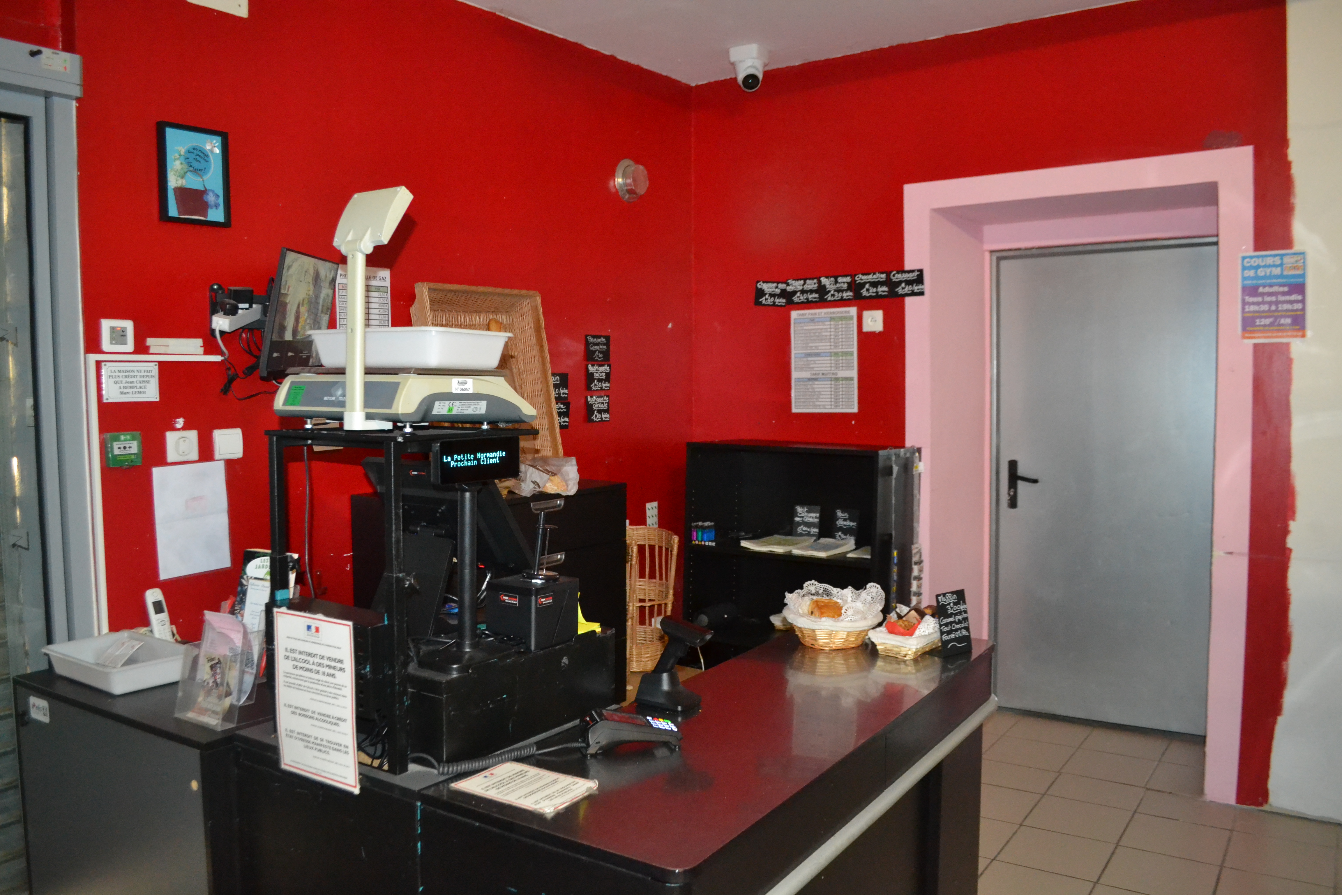 EPICERIE EN VENTE A L ENTREE DES CORDBIERES
Aux portes des corbières et à 30 mn de carcassonne, vends fonds de commerce d
alimentation.
Seule superette du village avec un CA d'environ 200 000 €.
110 m2 de surface commerciale + 90 m2 de zone de stockage. Loyer de 750 € HT.
Facile d'accès.
Matériel en très bon état, peu d'investissements à prévoir.
L'alimentation n'est pas rattachée a une enseigne, ce qui permet une liberté totale
au niveau des approvisionnements.
Clientèle d'habitués ainsi que touristiques compte tenu du village dans laquelle
elle se situe.
Possibilité de loger dans l'appartement au dessus du magasin avec un bail
d'habitation.
Le bail tous commerce est en cours.
Possibilité d avoir les murs également.
Prix de vente HT - honoraires d'agence inclus : 90 000 €
Prix de vente HT - hors honoraires d'agence : 84 600 €
Honoraires : 6 % HT de la valeur du bien HT avec honoraires
Honoraires charge acquéreur