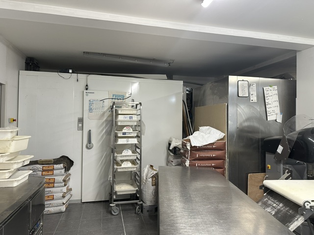 Cause retraite, À vendre boulangerie pâtisserie dans un village en pleine expansion proche de Gaillac dans le Tarn. Le village est le village étape de Brens et se situe à 5 mn de l’autoroute Albi Toulouse. Magasin ouvert seulement les mâtinées. Jour de fermeture le lundi. CA 300000. / employés 2. Prix de vente 150000.