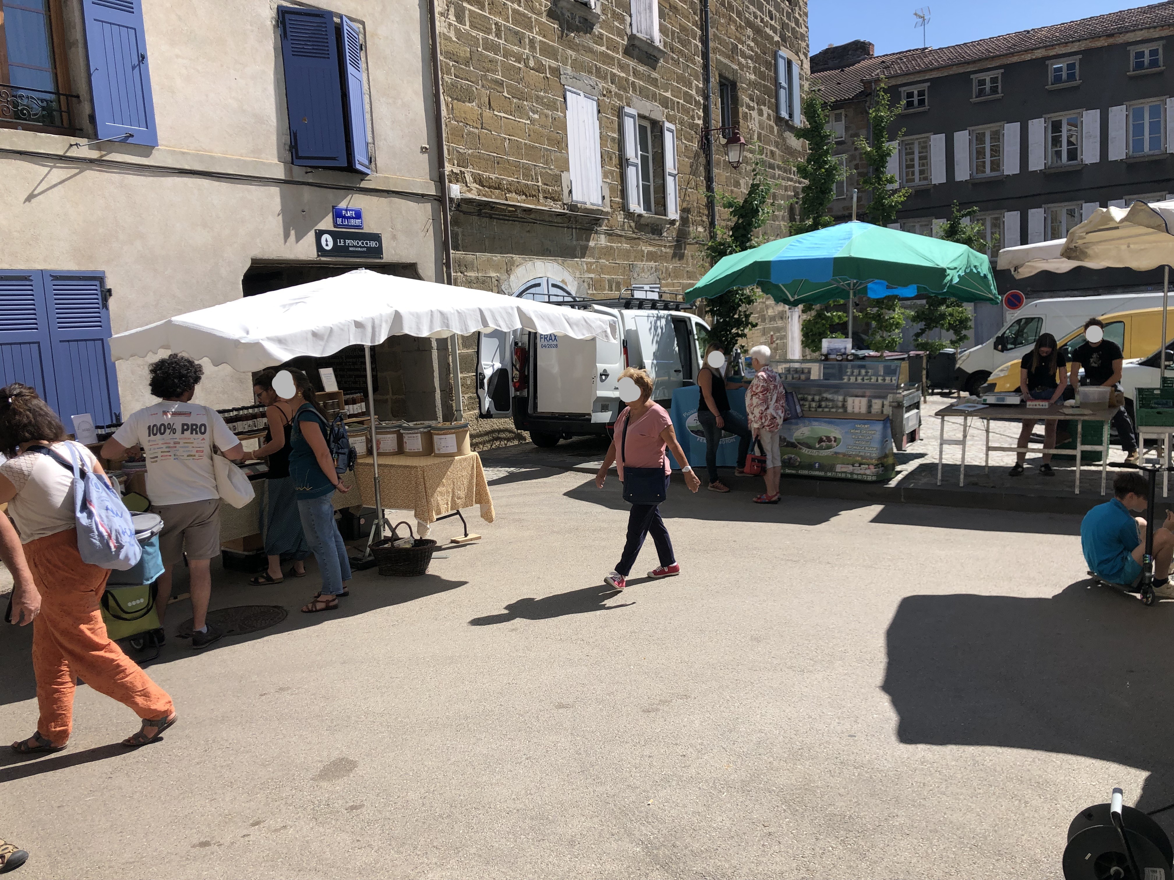 DESCRIPTION TECHNIQUE

Fonds de commerce d’une épicerie bio et bien être à reprendre pour cause de changement d’activité, situé en plein centre de Langeac et avec possibilité de discussion pour l’acquisition des murs (même propriétaire du fonds et des murs). Le fonds comprend tout le matériel d’étalage et de présentation des produits dont une armoire frigorifique, le matériel d’encaissement (mobilier et terminaux bancaires), et tous les éléments immatériels (clientèle, emplacement, …). 

Ce commerce est situé au rez-de-chaussée d’un immeuble comprenant 3 appartements aux étages supérieurs. La superficie au sol de l’immeuble est de 50m² (ce qui est donc aussi la superficie du commerce), sachant qu’une cave voûtée est située en dessous du commerce et peut faire office de stockage pour celui-ci. La répartition des surfaces du commerce est de 45m² pour l’espace de vente et 5m² pour la réserve avec un sanitaire en plus. Le chauffage se fait au fuel commun avec un compteur à part, tout comme l’eau. L’arrivage des marchandises peut se faire par le devant ou par le côté avec une porte de service donnant sur la réserve.

Actuellement, le commerce réalise un chiffre d’affaires d’un montant de 60 000 €, avec une ouverture mardi jeudi et vendredi toute la journée, ainsi que samedi matin. La fréquentation est dépendante des saisons, mais comprise entre 50 et 200 personnes par semaine.
Le commerce est géré par l’actuel propriétaire depuis 2011, mais il existait déjà dans Langeac auparavant (depuis plus de 40 ans). Son emplacement présente le bel avantage d’être situé en plein cœur du marché (bihebdomadaire, le mardi et le jeudi) sur la place de la Liberté, ce qui renforce sa visibilité et le passage de clients devant la boutique. La vitrine est exposée plein est, offrant une belle luminosité sur cette agréable place, refaite récemment et d’où 4 rues partent vers les quais et les rues commerçantes de Langeac. La place attire les touristes, les promeneurs et les habitants grâce à son aménagement, les commerces qui s’y trouvent (restaurant et coiffeuse à côté notamment) et sa proximité avec des bâtiments historiques et religieux. Quelques places de parkings sont disponibles juste à côté du commerce.

Cette petite épicerie peut être reprise comme telle mais conviendra aussi à un développement d’activité avec par exemple des propositions de salon de thé, de fromagerie de centre, etc… 

Prix de vente (sans le stock) : 25 000 €

TERRITOIRE

L’épicerie est située au sein de la Communauté de communes des rives du Haut-Allier (CCRHA), dans le département de la Haute-Loire, récemment élu département préféré des français au plan de l’attractivité touristique. Le territoire de la CCRHA compte 16 000 habitants et est sillonné du nord au sud par la rivière Allier. Le paysage aux multiples nuances de vert et de bleu alterne gorges et plateaux volcaniques typique de l’Auvergne, garantie d’un cadre naturel exceptionnel et préservé. Son patrimoine historique et architectural complète son charme.  

La commune de Langeac, dont la population est d’environ 3 500 habitants, dispose de nombreux artisans, commerces, associations et services publics. De nombreuses entreprises et deux zones d’activité sont sources d’emplois et d’attractivité économique. De plus, le camping trois étoiles connait une belle fréquentation en augmentation depuis les 4 dernières années (pics à 1 200 personnes/j en été). Traversée par l’Allier, Langeac offre un cadre naturel reposant et charmant, renforcé par la présence de l’île d’Amour qui participe à son attractivité, notamment touristique. 
Le territoire du Haut-Allier est facilement accessible depuis l'autoroute A75, à 1h de Clermont Ferrand et 3h de Montpellier. L’axe routier principal est la N 102 prolongée par la N 88 qui le relie à St Etienne et Lyon en 2h30. Des gares de proximité assurent la desserte ferroviaire sur la ligne Paris, Clermont-Ferrand, Nîmes via Langeac, le bourg-centre. Langeac est par ailleurs située à 30 minutes du Puy en Velay, préfecture du département. 

Disposant de nombreux services et commerces le territoire répond à tous les besoins principaux de la vie dans un rayon de moins de 20 min en voiture. Le tissu associatif est aussi très développé (plus d'une centaine d'associations) et propose des activités culturelles, sportives, de loisirs... Le Haut-Allier offre ainsi une vraie qualité de vie à ses habitants. Un solide secteur industriel et agricole complète le bassin d’emplois, ainsi qu'une économie touristique forte.

AIDES INSTALLATION 

L'ensemble de la CCRHA se trouve en ZRR (zone de revitalisation rurale). 
Des aides financières liées à la reprise d'une boulangerie peuvent être attribuées par la Communauté de communes, la Région et l'Europe. 
Cette épicerie n’attend plus que vous !!
Contact : 
Communauté de communes : Joseph LAURENT / j.laurent@rivesduhautallier.fr / 06.66.44.48.06