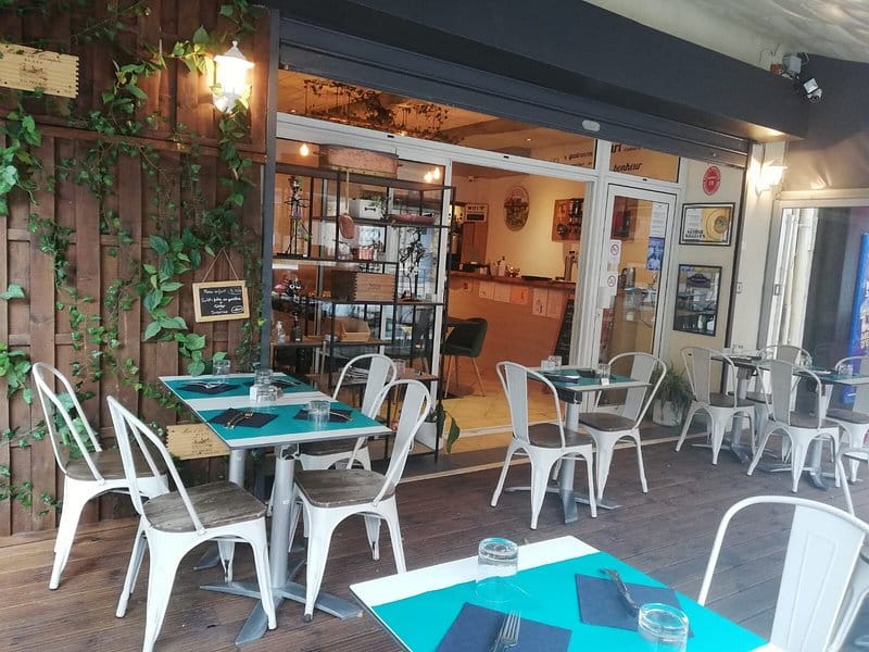 Fond de commerce à vendre sur Barjols, au cœur de la Provence Verte, sur la route du Verdon. A 20 minutes de Saint Maximin la Sainte Baumes et 45 minutes de la gare TGV d’Aix.

Dans un environnement calme et recherché, saisissez l’opportunité d’acquérir ce fond de commerce idéalement situé à proximité du parking principal du village, à côté du jeu de boule sous les platanes. Cet emplacement au cœur du village vous garantit une activité pérenne été comme hiver. Le marché dominical en face du restaurant vous offre une visibilité incroyable toute l’année.

Le restaurant possède une Licence GR. La cuisine est équipée de matériels neufs ou moins de 5 ans. Le restaurant possède une salle de 20 couverts, attenant se trouve une véranda de 20 couverts avec paroies vitrées totalement coulissantes et un toit escamotable. Il est possible de mettre 55 couverts sur ces 2 espaces pour un groupe. Une terrasse sous les platanes de 50 couverts complète le restaurant.

L’activité actuelle :
Ce restaurant a une possibilité de développement du chiffre d’affaire non négligeable. 
Les fréquences d’ouverture sont les suivantes :
D’octobre à fin avril : Tous les midis du lundi au vendredi (fermé le week-end et 1 semaine à chaque vacances scolaires).
De mai à septembre : Midi et soir. Un jour de repos par semaine en moyenne.
Il sera donc possible pour vous de développer l’activité les week-ends ainsi que les soirs en automne et en hiver.

Pour toutes questions supplémentaires n'hésitez pas à nous contacter par email.