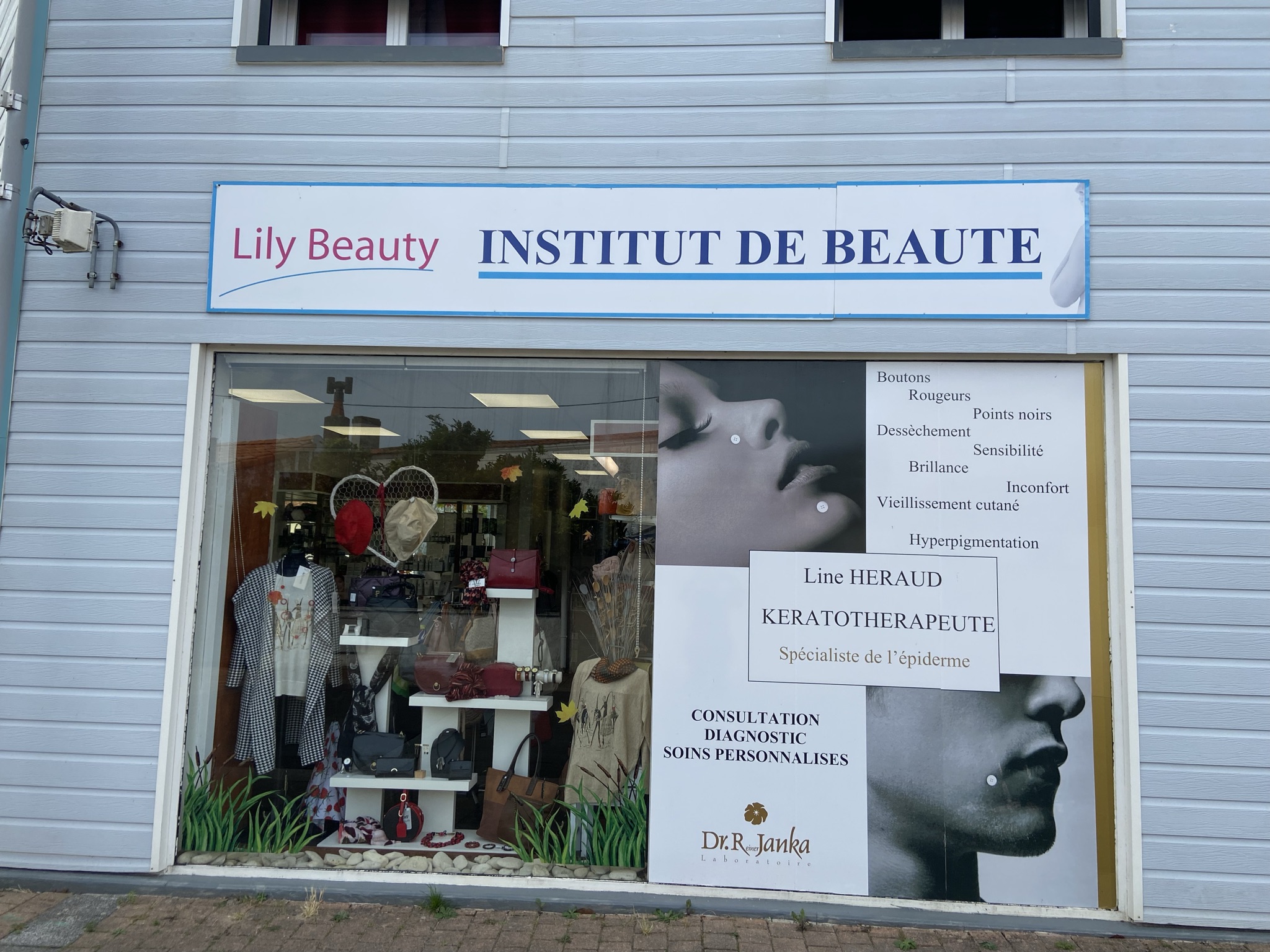 Institut de beauté en centre ville, installée depuis 40 ans , 1 magasin avec côté boutique, 3 cabines ( épilations, visages et corps), une balnéo et un douche. Un bureau et une  réserve