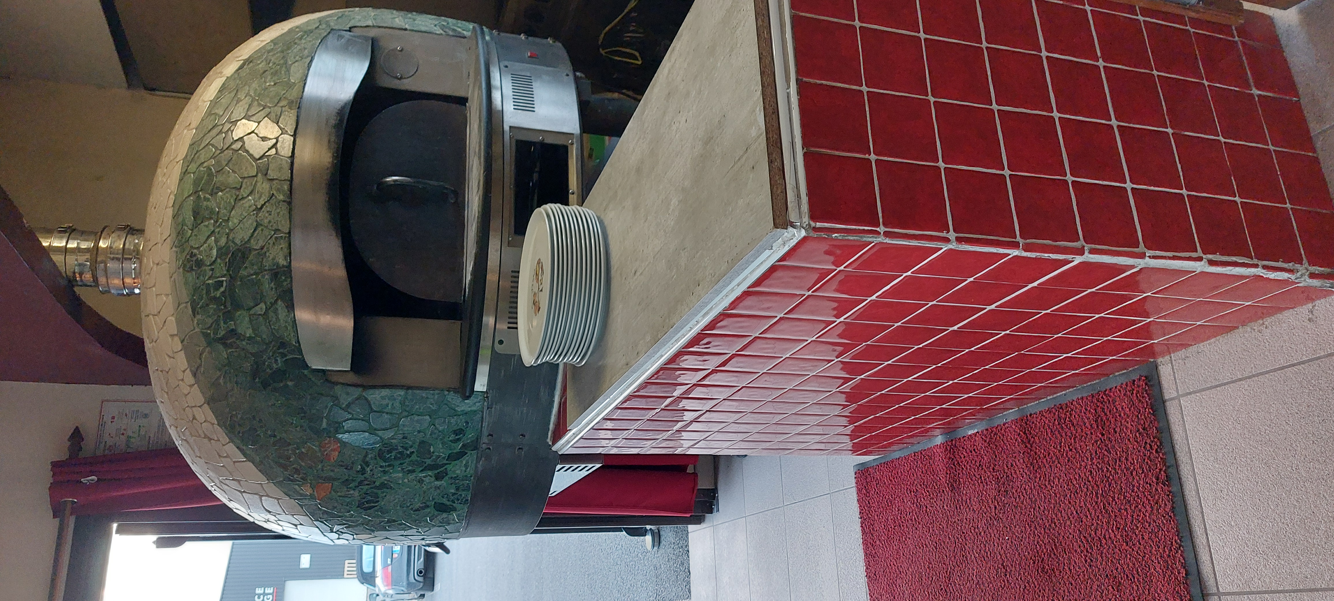 Vends pizzeria au feu de bois pour cause retraite, sur axe passant, clientèle fidèle depuis 10 ans , affaire idéale pour couple , possibilité de formation si reconversion, affaire saine, construction d une zone pavillonnaire très proche