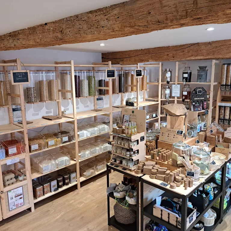 Fonds de commerce 41 m² Besse-sur-Issole

Fond de commerce à vendre – L'art de vivre en Provence

Besse-sur-Issole (Var, 83)

Imaginez votre commerce au coeur d'un village provençal typique, entouré de vignes, de collines boisées et d'un lac paisible… Bienvenue à Besse-sur-Issole, où l'authenticité et la douceur de vivre attirent chaque année habitants et visiteurs en quête d'authenticité.

L'affaire proposée : une épicerie éco-responsable, spécialisée dans le vrac, les produits régionaux et les cadeaux authentiques, au service d'une clientèle fidèle et d'un tourisme de charme.

Atouts du local (40.75 m² climatisés) :

Surface de vente accueillante de 29.60 m² + réserve de 9.20 m² + salle d'eau,
Jolie devanture avec possibilité d'installer une terrasse (redevance mairie).

Licence 3, offrant un potentiel de développement supplémentaire,
Bail 3-6-9 signé en juin 2022 mais renouvellement 3-6-9 à la signature.

Le tout est vendu clé en main, avec mobilier et stock inclus (17000€), pour une reprise immédiate.

Plus qu'un commerce, c'est une véritable opportunité de vie : allier un projet professionnel solide et durable à un cadre unique en Provence Verte, entre patrimoine, terroir et art de vivre méditerranéen.