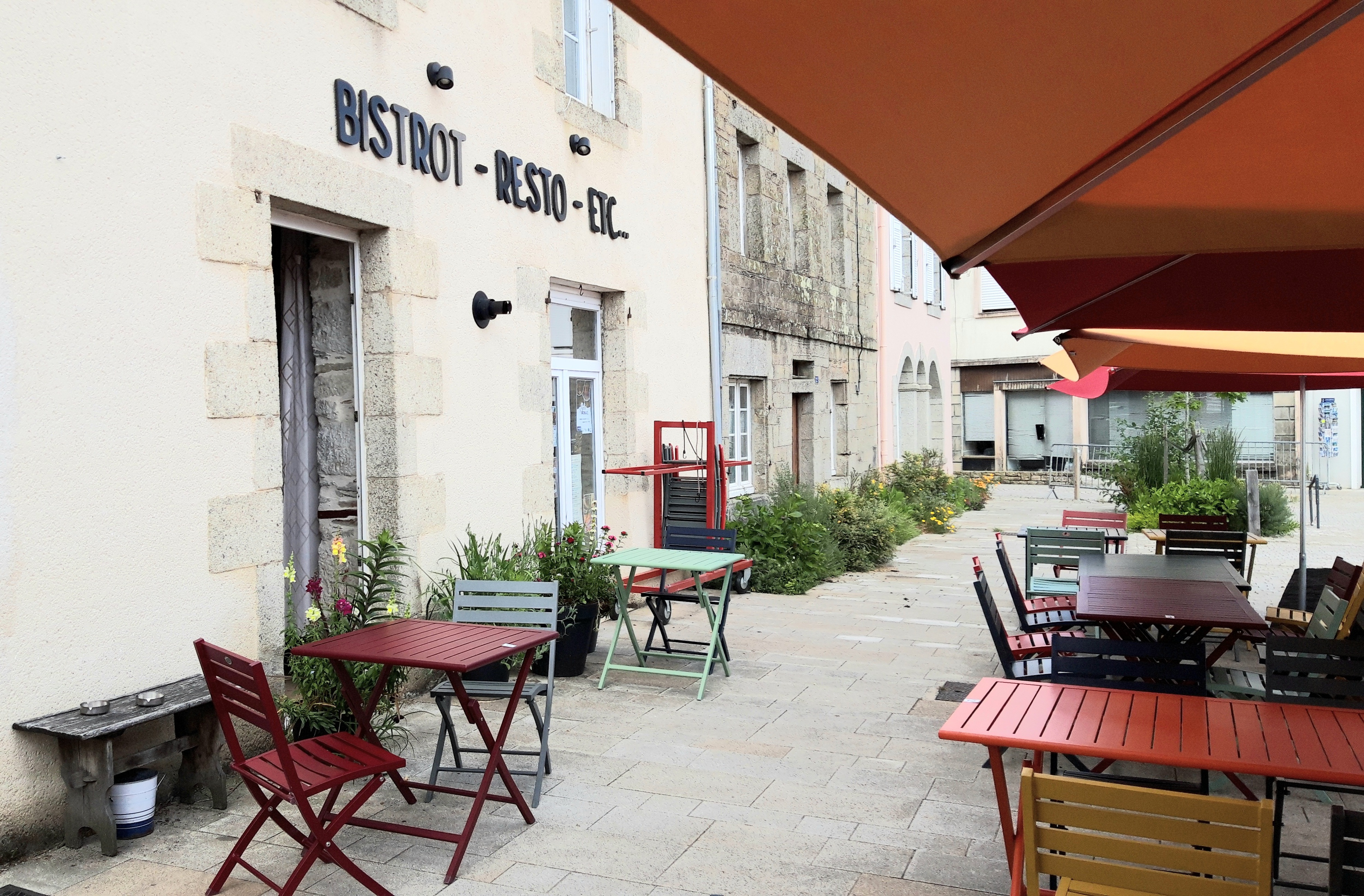 A VENDRE - Fonds de commerce Bar-Restaurant – Brasparts (29)

 -Atypique et chaleureux, situé au cœur du village de Brasparts.

Cet ancien hôtel-bar-restaurant emblématique est situé sur la place principale du bourg récemment rénové et bénéficie d’une belle visibilité du fait de l’axe passant Quimper-Morlaix.

Caractéristiques du bien :

L’établissement se répartit sur une surface totale d'environ 300m² : 
- rez-de-chaussée : bar (licence III), restaurant, cuisine, arrière-cuisine, sanitaires PMR.
- 1er étage : 3 belles pièces (chambres), grand espace ouvert avec accès sur une terrasse, salle d’eau, WC 
- 2ième étage : 7 pièces (anciennes chambres).
- Grenier isolé

Capacité totale de couverts : une quarantaine en salle et une trentaine sur une belle terrasse attenante.

Grande cuisine professionnelle entièrement équipée et opérationnelle.
Très joli bar équipé, fabriqué par artisan local, ouvert sur la salle de restaurant.
Types de cuisine proposés par l’établissement : restauration traditionnelle et crêpes.
Évènements réguliers : soirées concerts, animations, expositions d’art et artisanat.

Points forts :

- grande visibilité
- intérieur très accueillant et chaleureux : murs en pierre apparente et joints à la chaux, poêle à pellets, pompe à chaleur…
- belle terrasse
- énorme potentiel pour une reprise immédiate ou un autre concept
- possibilité de logement