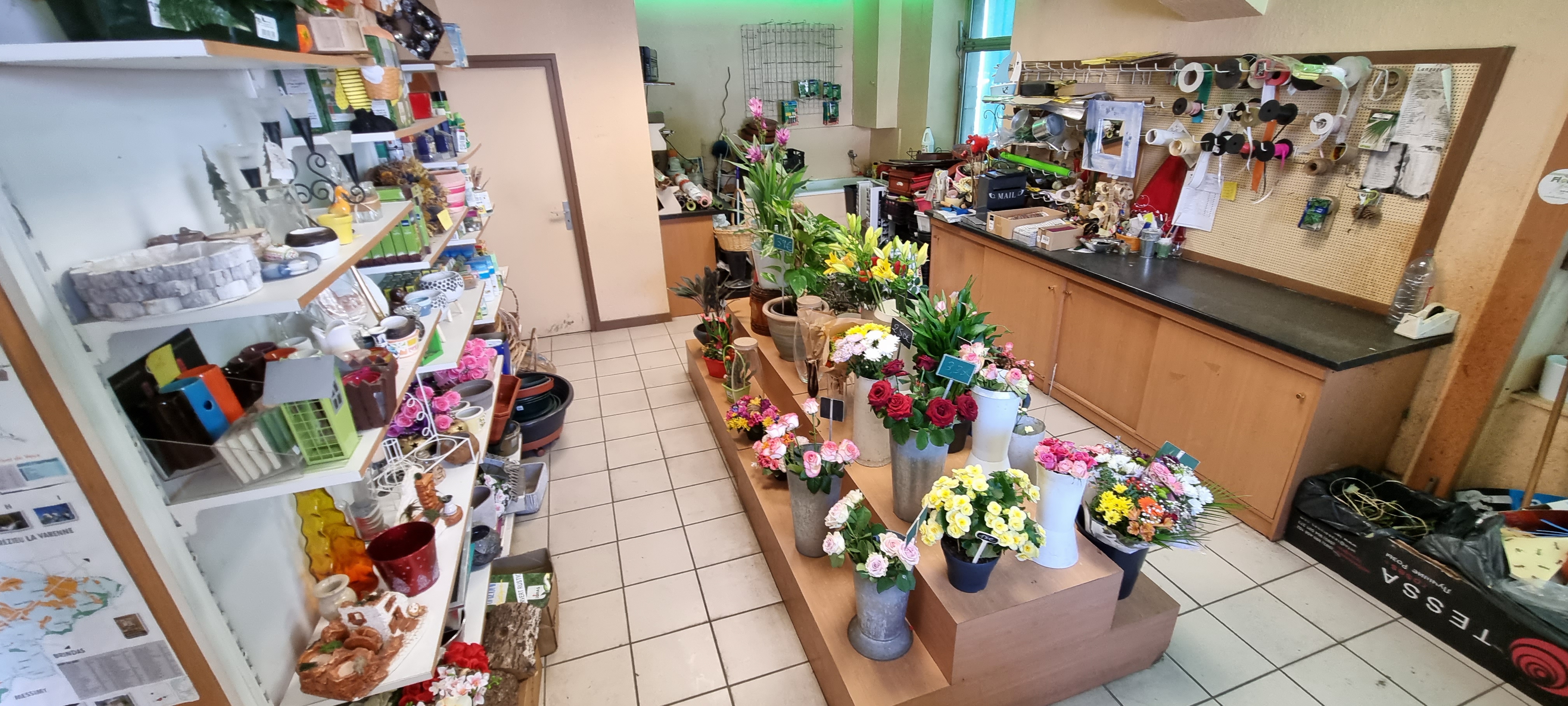 Cause départ à la retraite, vente du droit au bail d’un magasin d’une superficie de 108m2 avec une cave de 20m2, situé dans une jolie commune des côteaux du Lyonnais où il fait bon vivre. 
Le magasin au rez-de-chaussée d’un immeuble de caractère se trouve en plein centre du village à côté de la mairie et jouxte : 1 parking de 10 places en zone bleue et le terminal des bus TCL qui lui possède 18 places.
Clientèle familiale, citadine et rurale. 
Munie de toutes les infrastructures sportives (piscine, stade de foot, tennis, etc...) Éducative (2 écoles primaire : publique et privée, 1 collège privé, médiathèque) Artistique (salle de spectacle, théâtre, cinéma). Maison médicale, dentiste, pharmacie. Vétérinaire et tous les commerces essentiels : boulangerie, boucherie, café-restaurant, banques, coiffeur, esthéticienne, 2 marchés par semaine.
Le village est entouré de forêts, les sentiers de randonnée sont accessibles depuis le centre bourg.