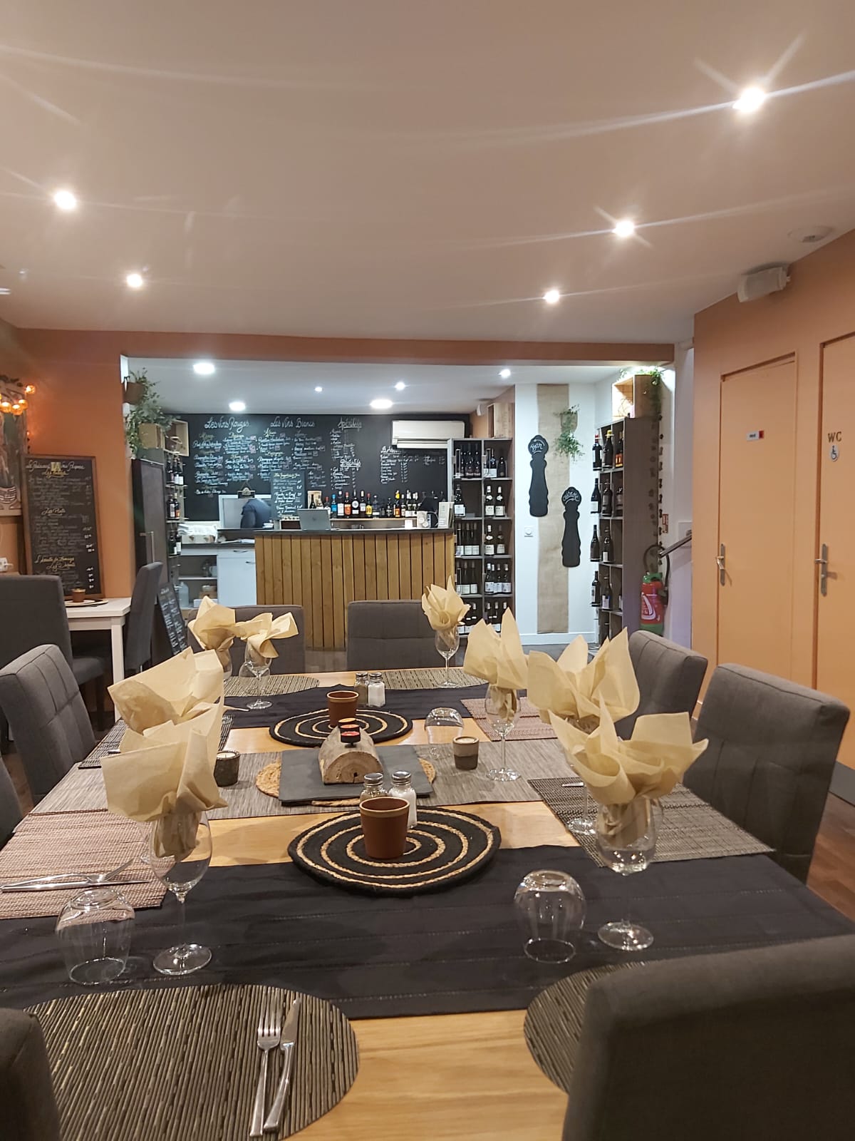Vends fonds de commerce Restaurant 173 m2 sur 2 étages plus la terrasse extérieure avec possibilité d'extension à Roissy-En-France (95700)
510.000 €
Réf. : G34/3398 / 12 mai 2026

Roissy-en-France (95700)
Idéalement situé en plein centre-ville de Roissy-en-France (95), ce restaurant bénéficie d'un emplacement stratégique dans une ville dynamique et accueillante, au cœur d'un secteur à très forte activité économique et touristique.

L'établissement dispose d'une capacité d'accueil d'environ 130 places assises (sans la terrasse), avec parking privé, offrant un réel confort à la clientèle.

Le bien comprend également un appartement de 70 m², idéal pour un logement de fonction ou un investissement complémentaire.

Les atouts :
. Emplacement premium en centre-ville
. Clientèle importante et régulière toute l'année
. Proximité immédiate de l'Aéroport de Paris Charles-de-Gaulle
. À quelques minutes du Parc des Expositions de Villepinte
. Forte fréquentation touristique et professionnelle
. Secteur en constante activité

Une belle opportunité pour restaurateurs ou investisseurs souhaitant développer une activité dans une zone à fort potentiel.