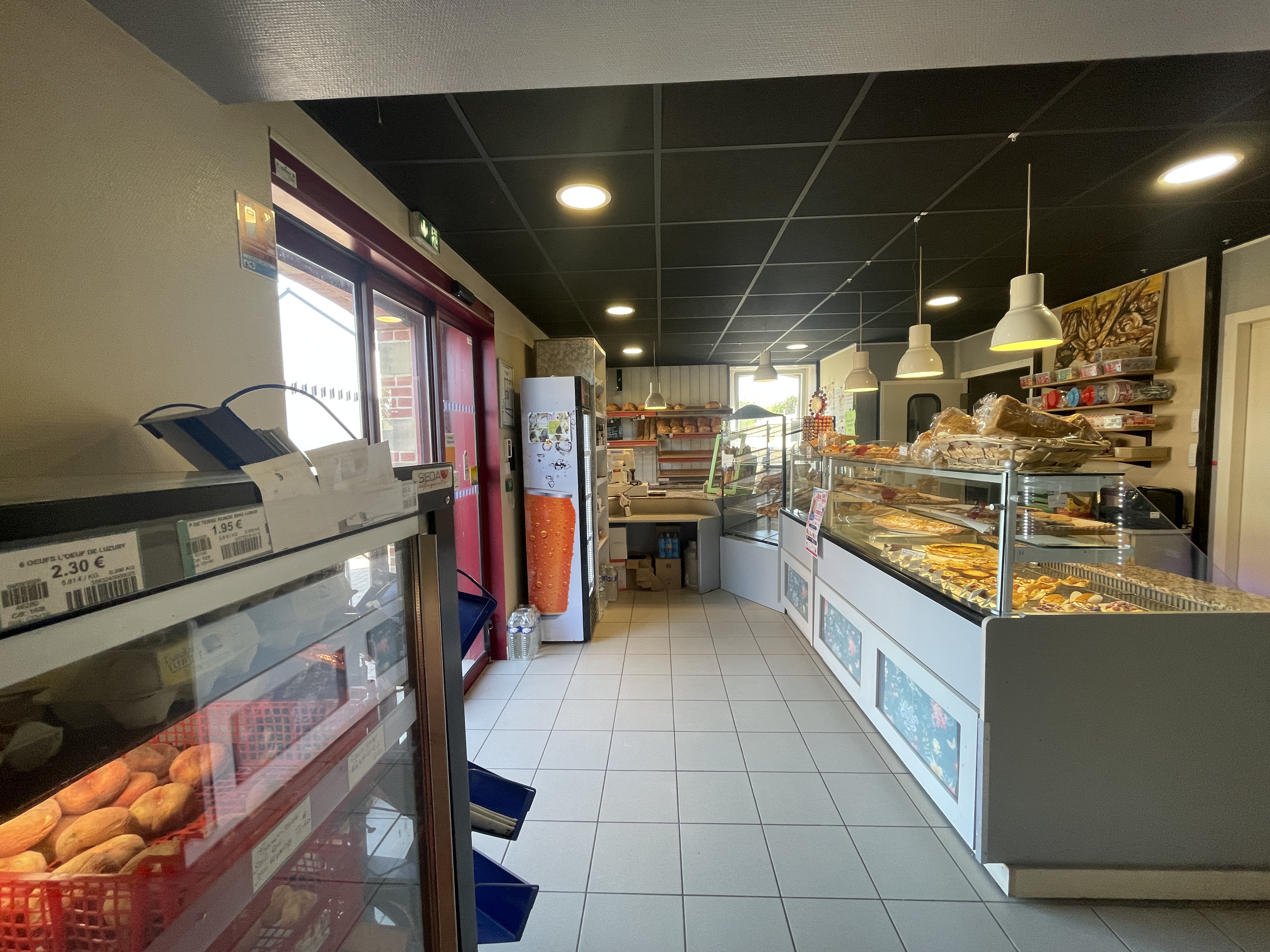 À Saulnières (35), boulangerie-pâtisserie-épicerie à vendre pour cause de départ en retraite.

Le commerce fonctionne bien : il bénéficie d’une clientèle fidèle et offre un fort potentiel de développement.

📅 Local disponible à partir de mars 2027.

💶 Prix du fond de commerce : 80 000€ (négociable)
Loyer : 517€ / mois (négociable)


 🥖 Les atouts de ce commerce :

• Fort attachement des habitants, véritable vecteur de lien social
•  Emplacement en cœur de bourg
• Très bonne visibilité sur la RD777, axe très passant en entrée et sortie de bourg
• Places de parking pour la clientèle
• Aucune concurrence sur la commune
• À 5 minutes de marche de l’école (maternelle et primaire)


🥐 En pratique :

• Surface de 130 m² (boutique et fournil), avec une réserve située en face du commerce
• Chiffre d’affaire : 207 000€ HT
• Équipe actuelle : 1 salarié en production et 1 salarié en vente
• Jours de fermeture : mardi et mercredi
• Congés : 5 semaines par an


🌳 Saulnières, une commune en plein développement :

Saulnières compte 817 habitants en 2026, soit une progression de 5,7 % depuis 2017.
Un lotissement communal est actuellement en cours de construction, à quelques minutes à pied du commerce, avec 59 nouvelles maisons en prévision.
La commune dispose de nombreux services et équipements : médiathèque « Le Grenier à Sel », FabLab, salle multisport, stade de Foot à 5, salle des fêtes, restaurant,  aire de jeux…
Elle bénéficie également d’un cadre de vie agréable avec un étang communal, des sentiers de randonnée et des événements tout au long de l’année, ainsi que d’un tissu associatif dynamique avec 10 associations.
L’école primaire compte 102 élèves à la rentrée 2026.

Plus d'infos : https://www.saulnieres35.fr/

📍 Situation : 

• 8 min de Janzé 
• 12 min de Bain-de-Bretagne 
• 20 min de Rennes (La Poterie)
