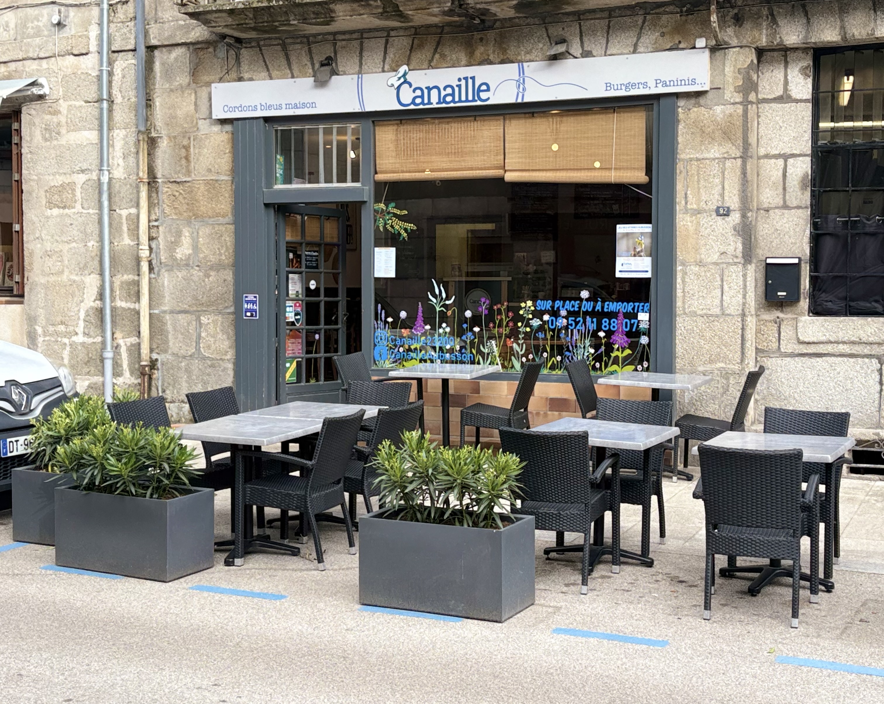 À reprendre dans le centre-ville touristique et vivant d’Aubusson (23), capitale internationale de la tapisserie.
Située entre Limoges et Clermont-Ferrand à Aubusson, une ville animée et vivante, avec ses 140 commerces.
La sandwicherie « Canaille » est à reprendre. Idéalement située, en plein cœur de la rue commerçante, ce commerce bénéficie d’une clientèle à la fois locale mais aussi touristique grâce à la proximité de la Cité internationale de la tapisserie qui attire chaque année 50.000 visiteurs. La ville est également proche du lac de Vassivière et des grands espaces du Parc Naturel Régional de Millevaches en Limousin.
Ce snack-restaurant bénéficie d’une cuisine équipée professionnelle permettant de développer une offre de restauration large. Commerce idéal pour une ou deux personnes souhaitant reprendre et développer des activités snack et restauration et profiter d’un cadre de vie préservé.

Descriptif de l’offre
• Cuisine entièrement équipée avec matériel récent
• Salle de restaurant de 15 à 18 couverts
• Terrasse* de mai à septembre de 15 couverts
• Cave
• Bureau
• WC PMR
• Place de stationnement à proximité
• Licence grande restauration
*Droit de terrasse soumis à la réglementation d'utilisation du domaine public
Les gros +
Très bien situé
Chiffre d’affaires en hausse depuis 2 ans
Régime spécial d'exonérations fiscales et sociales (zone France
Ruralités Revitalisation)
Loyer 450€
Cadre de vie préservé
Ici, vous trouverez un cadre de vie agréable avec de nombreux services (centre hospitalier, crèche, de l’école maternelle au lycée et BTS, centre de loisirs, cinéma, maison des sports et de la danse, Scène Nationale, centre Aqualudique, etc.) et une vie culturelle et sociale dense grâce à de nombreuses associations qui animent le
territoire. Aubusson est une porte d'entrée touristique du département avec son savoir-faire lié à la tapisserie, inscrit en 2009 sur la Liste représentative du patrimoine culturel immatériel de l’humanité. La ville bénéficie de la proximité des grands espaces et lacs du Parc Naturel Régional de Millevaches, propice aux activités sportives comme la randonnée à pied, à cheval et VTT.

Vous ne serez pas seul.e.s dans vos démarches !
 1 accompagnement et conseils par les cédants,
 1 accompagnement à la reprise de l’activité (business plan, statut juridique, formations, obligations légales, conseils au développement, orientations sur les dispositifs d’aides financières) par la développeuse économique de Creuse Grand Sud,
 1 accompagnement personnalisé à l’installation pour vous et votre famille (emploi du conjoint, logement, écoles, services, activités sportives et culturelles, etc.).