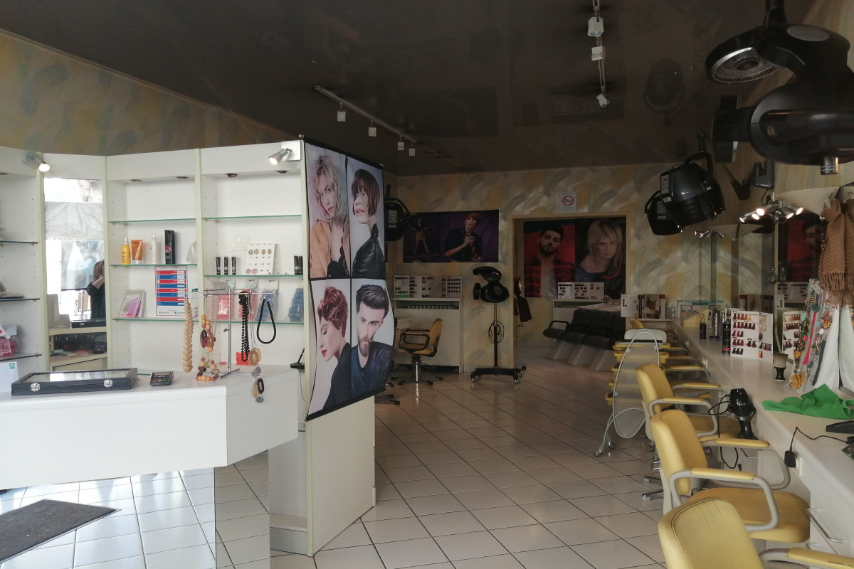 Vend fond de salon de coiffure mixte dans centre ville à cloyes les 3 rivières Eure et loir donne sur 2 rue, 86 mètres carrés bon état