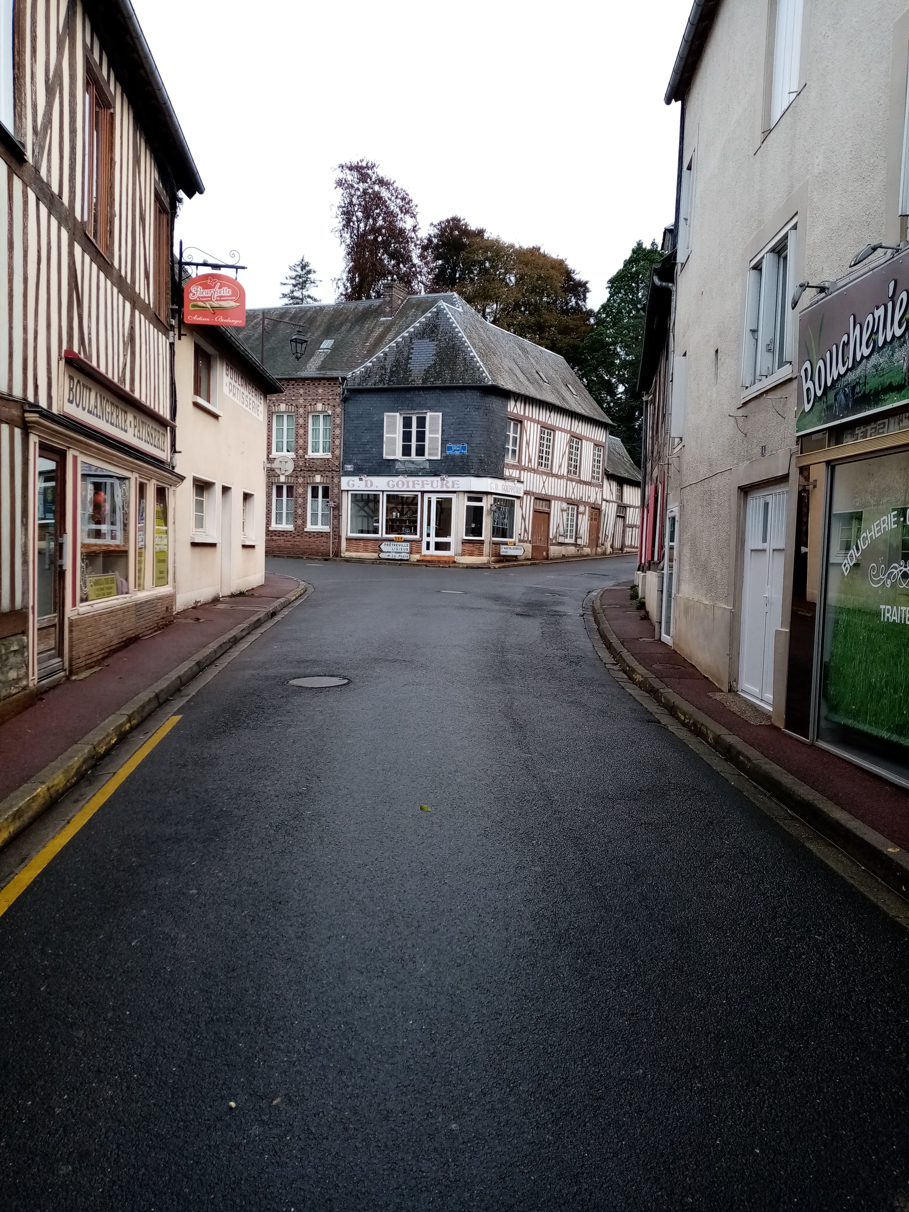 Recherchons boulanger-pâtissier à Fervaques 14140 au coeur du Pays d'Auge . commune 750 habitants sur bassin de vie 2500 habitants. la boulangerie pâtisserie est à reprendre . nous avons également 1 boucherie-charcuterie, 1 café-restaurant,1 épicerie, 1 medecin 1 journée/semaine, pharmacie, infirmier, agence postale, écoles.
C.A. 170 000 euros