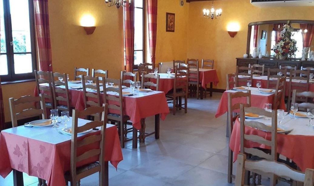 Valérie et Bernard DEVAUX ont créé l'Auberge du Panier Fleuri, hôtel-bar-restaurant, à Montbeugny (03) il y a maintenant plus de 30 ans. 
Bernard, aux fourneaux, a su proposer une cuisine traditionnelle avec l'aide précieuse de Valérie au service. 
Ils ont fait le choix de mettre en vente leur fond de commerce afin de profiter d'une retraite amplement méritée. 

L'Auberge est un bâtiment communal, qui comprend une salle de 60 couverts ainsi qu'une terrasse de 30 couverts.
Un logement privé de 100m² pour les exploitants se situe au dessus du restaurant. 

Cette auberge est située dans un agréable village de l'Allier, de 680 habitants, à proximité du bassin Moulinois, du parc animalier LE PAL à Saint-Pourcain sur Besbre, du LOGIPARC 03 (zone logistique de 180 hectares en plein développement) ainsi que du circuit automobile du bourbonnais. 
La commune de Montbeugny est desservie par une sortie de l'autoroute A79 à moins de 4 kilomètres du centre-bourg.