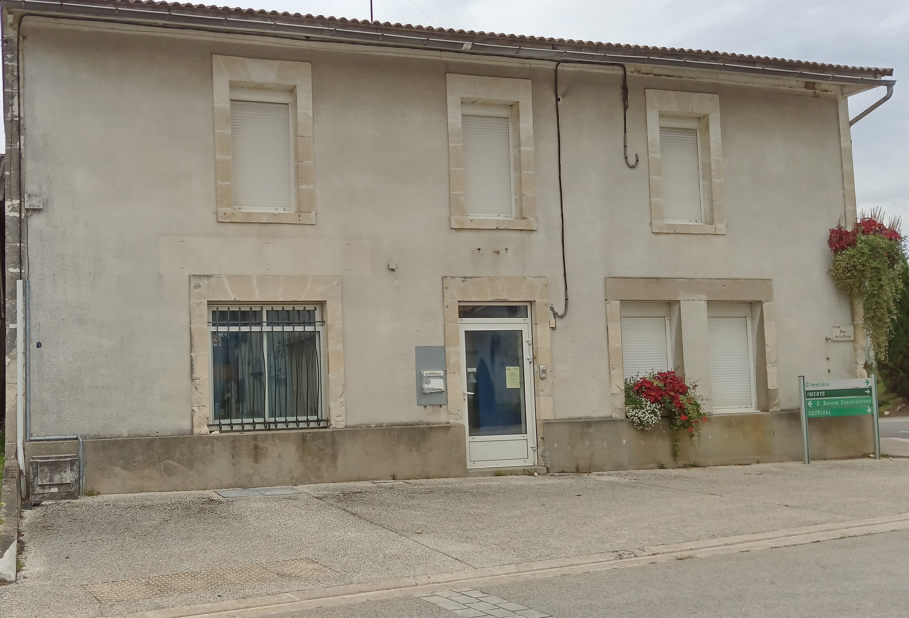 Notre commune recherche professionnels de santé libéraux homme ou femme : médecin généraliste, infirmier, dermatologue, gynécologue, etc...
Niveau français B2

Pourquoi une maison médicale à Clérac ?
-suite au départ en retraite de nombreux médecins, 2 communes en sont désormais dépourvues
 -suite à l'augmentation du nombre d'habitants dans notre commune : 1120 habitants.

Clérac et sa maison médicale 
Cette maison médicale climatisée sera livrée début 2026, composée de : 
5 cabinets (chacun équipé de placard, plan de travail, etc),
1 salle de repos,
2 salles d'attente, 
1 ascenseur, 
1 appartement de fonction type T3 (entrée indépendante )
1 parking.
Deux professionnels de santé (un ostéopathe et une orthophoniste) ont déjà réservé leur place.  

Clérac et la vie dans la commune 
Dans notre commune  accueillante et dynamique vous trouverez :
 - des commerces :  épicerie,   boulangerie, coiffeur,  hôtel  et  restaurant, agence postale.
- de nombreux services : Maison d'Assistantes Maternelles,  école avec garderie périscolaire (de la maternelle au CM2 ), médiathèque,  musée, aire de jeux pour enfants, terrains de tennis, de football, de pétanque, citystade, aire de camping-car et son étang ,diverses associations sportives et culturelles.
- des entreprises : Extraction des argiles & minéraux (200 ouvriers), scierie , travaux publics, ...

A proximité (5 km) :
- pharmacie, laboratoire  
- supermarché et sa galerie marchande 
- Banques, assurances, commerces

Clérac et sa situation géographique
Un atout considérable, commune au sud de la Charente-Maritime , limitrophe aux départements de Charente, Gironde et Dordogne :
Bordeaux (3ème couronne) à 45mn  par l'A10 ou par le train (gare à 20mn),  Aéroport Bordeaux -Mérignac à 45mn, Angoulême à 60mn par l'A10.

Clérac et son futur 
Cette croissance de la population nous encourage à être force de proposition en création et modernisation de l'aménagement du territoire pour l'avenir.

Quelques avantages 
-Clérac se situe dans une zone sous dotée 

Tel Mairie : +33  546041312
@ : secretariat@ville-clerac.fr