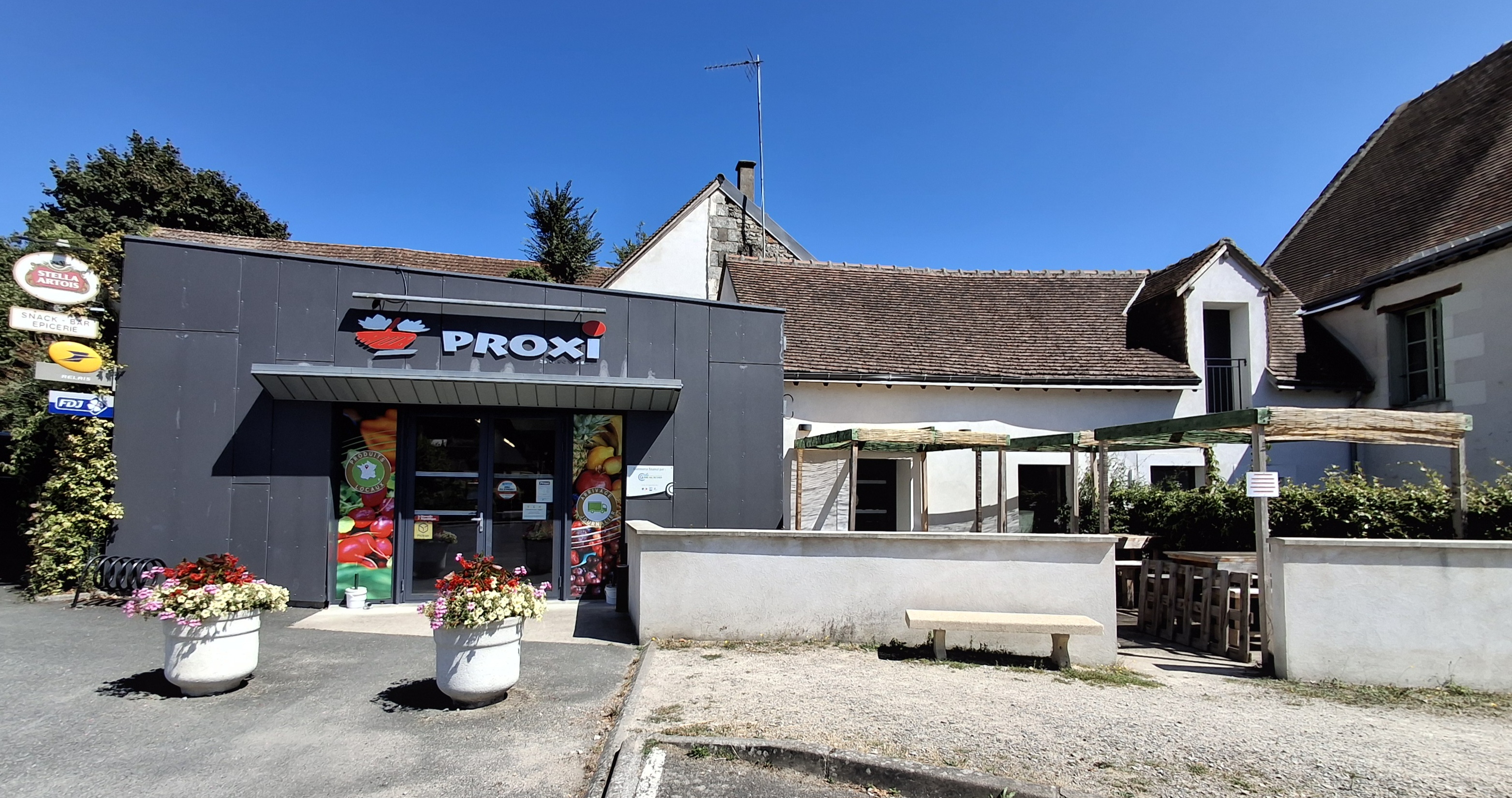 [APPEL À CANDIDATURE - Location-gérance du commerce multiservices, à Chisseaux]

Dans le cadre de sa politique de maintien des commerces de proximité, la communauté de communes Autour de Chenonceaux Bléré-Val de Cher lance un appel à candidature pour la location-gérance du commerce multiservices de Chisseaux.

La communauté de communes souhaite, en association avec la commune de Chisseaux, que le commerce multiservices s’articule a minima autour des activités suivantes : Épicerie ; Café-bar ; Restauration rapide ; Relais poste ;
Activités de dépôt : presse, colis, etc.

Le fonds de commerce sera exploité dans des locaux de 127 m² environ, comprenant une partie restaurant (salle de service + cuisine), une surface commerciale pour l’épicerie, une réserve, et un bureau.

 Renseignements et/ou retrait du dossier d’appel à candidature
• Par téléphone au 02 47 23 58 63
• Par mail, via l’adresse : economie@cc-autourdechenonceaux.fr

Les dossiers de candidature devront être adressés au plus tard le 17 novembre 2025, à 17h
Exclusivement transmis par mail à l’adresse : economie@cc-autourdechenonceaux.fr (mentionner en objet « Candidature commerce multiservices de Chisseaux »).