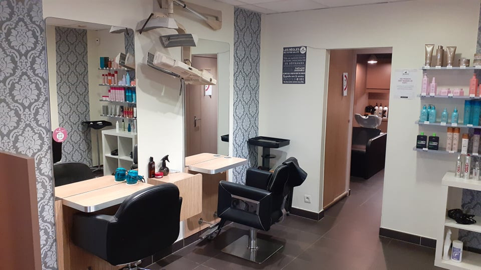 Salon de coiffure environ45m2 , 6 postes de coiffage (fauteuils récents), 2 bacs (récents aussi) , 1 fauteuil Barbier . Un labo , avec machine à lavé, micro onde et frigo.
Pas de salarié , ni d'apprentis
Situé dans un quartier en pleins évolutions , endroit calme , clientèle familiale .  Petit commerce à proximité, boulangerie , pharmacie , boucher , poste, école etc..  , ainsi qu'un grande surface. 
Possibilité de se garer facilement .
Situé dans la périphérie Nantaise , à 45km de La Baule , et de Pornic. Gare et Aéroport.