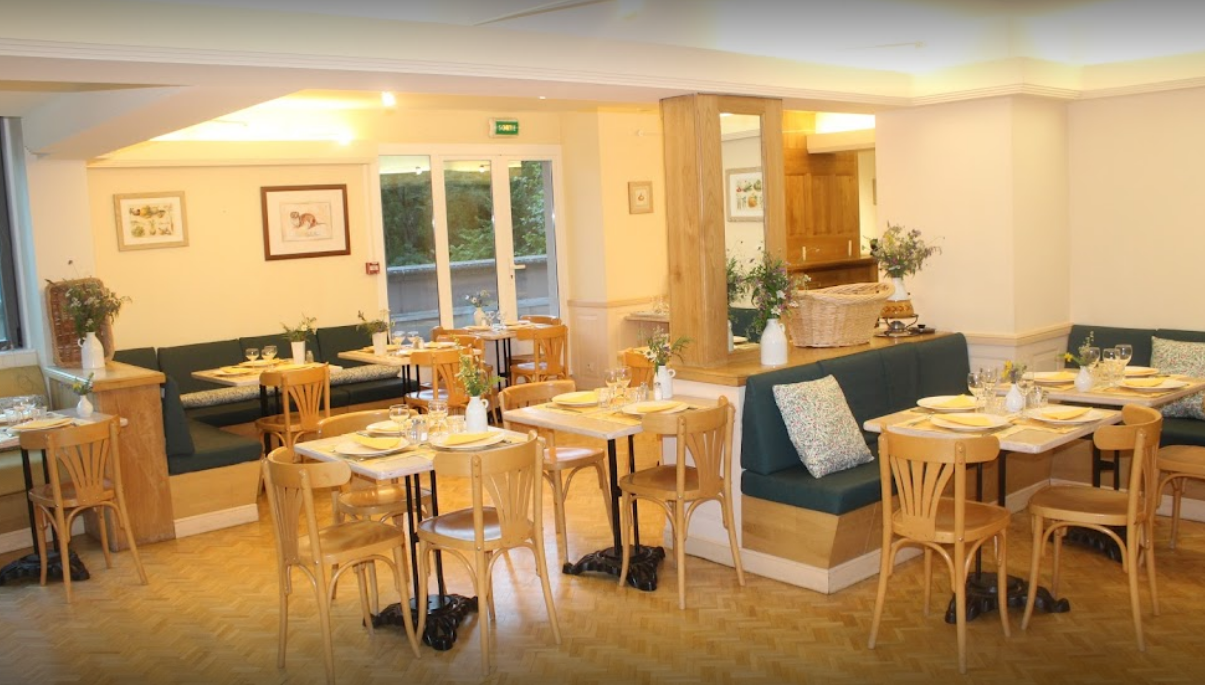 Gérant/Gérante de Restaurant 
Saison 2023

Les Thermes de Saint-Laurent les Bains, établissement convivial et familial, recherche pour son Bar-Restaurant "L'AIGLON" un chef gérant pour la saison 2023.

Son équipe dynamique sera heureuse d'accueillir un chef motivé qui saura créer un lieu sympathique et une table incontournable !

Très bien situé(au cœur de la Résidence des Thermes : 95 appartements et sur le chemin de Stevenson / GR70), le restaurant dispose de la clientèle stable de la résidence, assurée par avance sur réservation, et propose une carte simple et locale pour les clients de passage.

Licence IV, entièrement équipé, salle de 50 couverts + terrasse très agréable de 30 couverts, loyer à négocier.

Saison : du 24 mars au 16 novembre 2023.

Ouverture : Matin ( PDJ), midi et soir 7/7 ou possibilité de 6 jours sur 7 avec préparation à l'avance de plateaux repas le dimanche et / ou certains soirs selon vos souhaits.

Possibilité d'organiser des soirées à thèmes, de développer l'activité ( plats à emporter, rôtissoire....), à vos propositions !

Clientèle :
- Curistes, remise en forme et SPA ( Pension complète ou Demi-pension)
- Clientèle de passage...

Cuisine : de terroir/traditionnelle (sensibilité diététique / santé serait un plus).
Travail des produits locaux et de saison.
Expérience et références souhaitées.

Plus d'informations/candidatures : 
*Par courrier : La Direction, Chaine Thermale du soleil, Thermes de St Laurent, 07590 St Laurent les Bains  
*Par mail : fanny.remiller@chainethermale.fr
*Contact : 04 66 69 72 70 ou 04 66 69 75 30