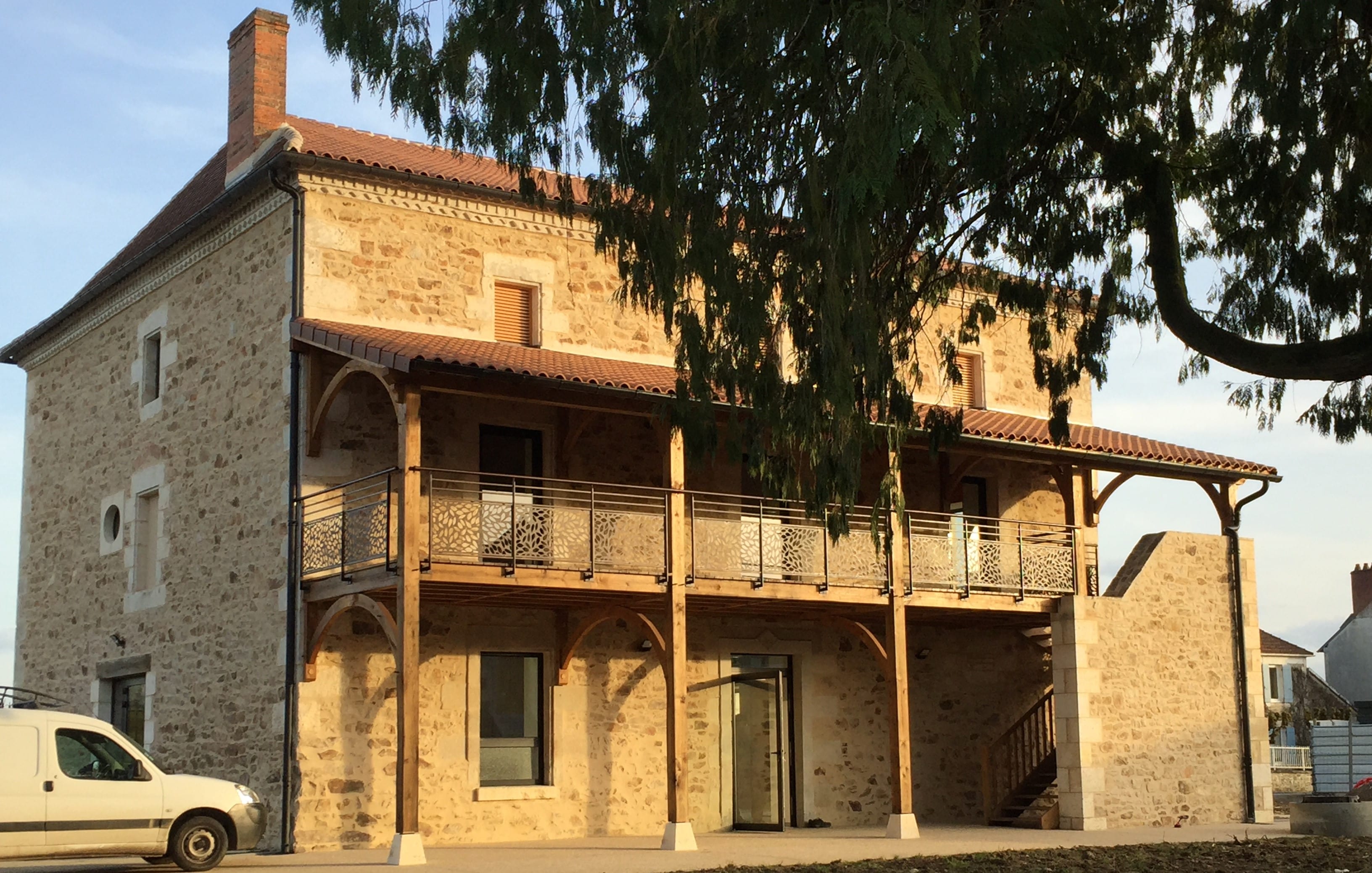 La Coquille, village de 1300 habitants du Périgord Vert, est situé dans le parc naturel régional Périgord-Limousin, à 50 km de Périgueux et de Limoges. Le bourg, traversé par la RN21,  dispose d'une gare, d'une poste, d'un collège, d'un groupe scolaire primaire, d'un centre de secours, d'un EHPAD, d'une maison médicale, d'une pharmacie, d'un cabinet vétérinaire, de nombreuses associations sportives et culturelles. En termes de commerces, on trouve à la Coquille, un supermarché, une station-service, un garage automobile, une quincaillerie, un pépiniériste/horticulteur, un bureau de tabac, une boucherie, un fleuriste, un hôtel-restaurant, une pizzéria, un bar-PMU et un snack, deux maisons funéraires, un magasin de vêtements/mercerie, un antiquaire, un brocanteur. Il ne nous manque donc qu'une boulangerie-pâtisserie, à créer.
A cette fin, nous recherchons un boulanger-pâtissier qui souhaiterait s'installer dans un environnement agréable, en bénéficiant de l'appui de la municipalité, en plus des aides traditionnelles en matière d'installation et de création.
Madame la Maire est à votre disposition pour échanger sur vos projets !