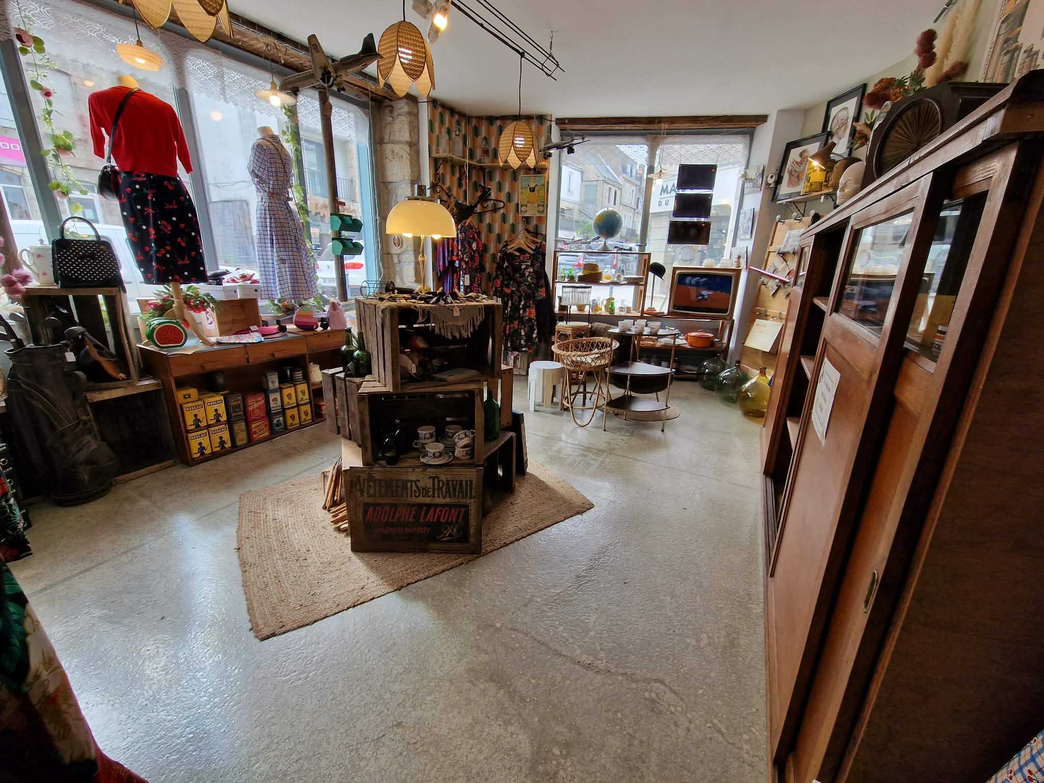 EMPLACEMENT N°1
À vendre, boutique de charme et atypique, idéalement située en plein centre-ville, entre le Château et la place du Martray, dans une rue passante à forte visibilité.
Ce local est parfait pour un entrepreneur souhaitant créer un lieu unique et développer un concept original dans un environnement dynamique!

-LE LOCAL
Surface d'environ 80m2, très bien agencée en plusieurs espaces modulables.
Très bon état général
Aucun travaux à prévoir
WC+point d'eau
Accès PMR
Parking à proximité

-EMPLACEMENT & VISIBILITE
Emplacement premier choix en centre-ville
Rue commerçante avec bon flux piéton
Vitrine d'angle de 17m linéaires
Excellente visibilité et fort impact commercial

-EXTERIEUR
Possibilité de location de terrasse semestrielle ou annuelle

-INFORMATIONS COMMERCIALES
Bail 3/6/9 en cours
Loyer attractif
Licence III+ licence Petit Restaurant
Possibilité éventuelle d'achat murs RDC également (mise en relation avec le propriétaire)

-ACTIVITES POSSIBLES
Local idéal pour de nombreux concepts:
Concept store
Salon de thé/ Bar à vin
Prêt-à-porter
Brocante/dépôt-vente
Fleuriste
Boutique de créateur
Epicerie fine
Boutique de souvenirs
Showroom/espace évènementiel
Chausseur
Onglerie
Librairie
Assurance
Parfumerie
Franchise acceptée...

-PRIX DE VENTE
49 500€

-INFOS COMPLEMENTAIRES
Local offrant un fort potentiel de développement, idéal pour un projet original dans un emplacement stratégique.
Pour toute information complémentaire, visite ou photos supplémentaires, merci de me contacter en message privé.