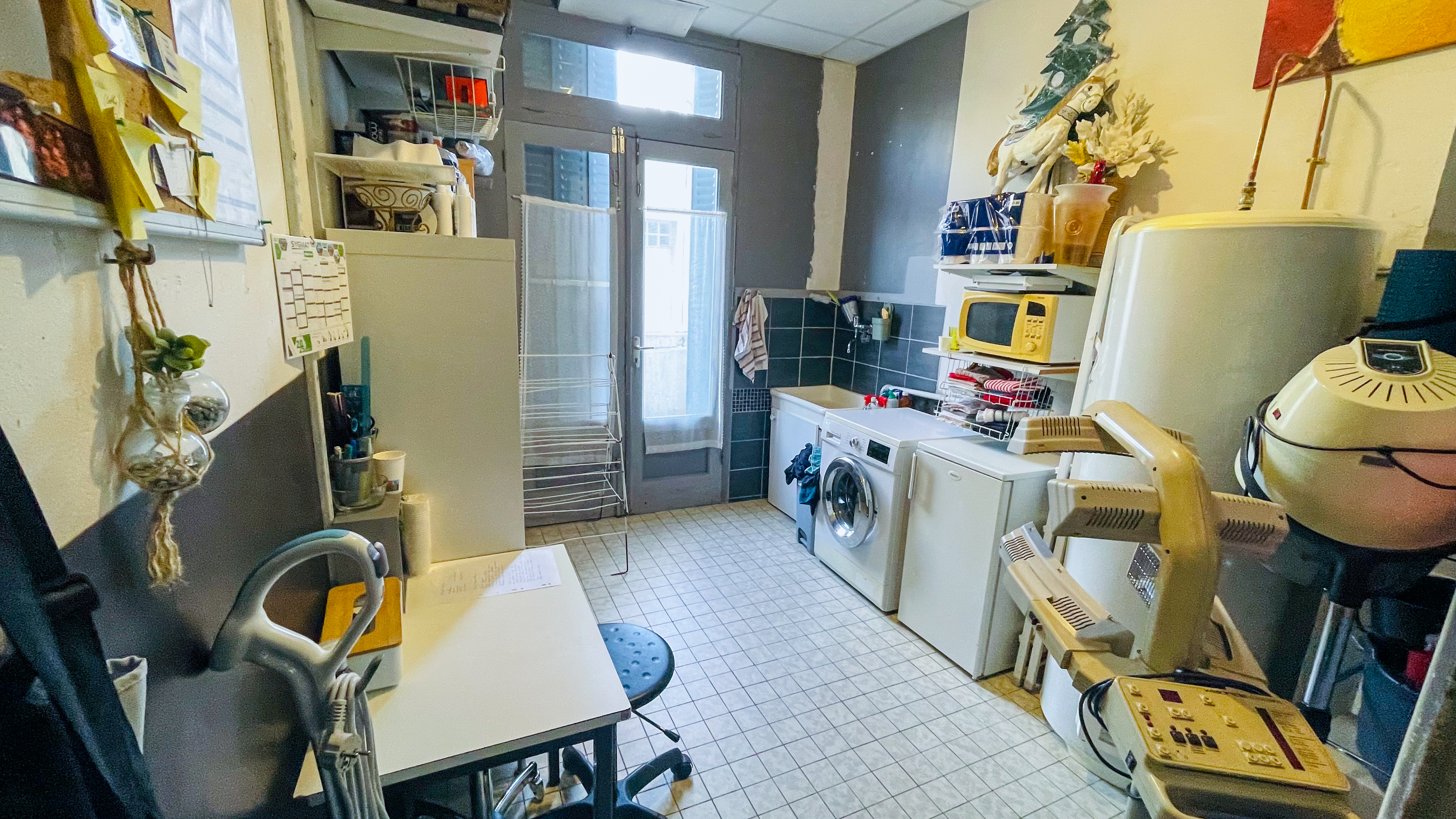 Fonds de commerce à vendre – Salon de coiffure mixte exploité depuis 40 ans dans le 8ᵉ arrondissement de Lyon. Local de 50 m² avec cave, 6 postes de coiffure (dont 2 techniques), 3 bacs récents avec adoucisseur, espace de vente produits et accessoires. Clientèle fidèle (50 à 80 passages/semaine).
Local lumineux, électricité aux normes, grande vitrine, climatisation, chauffage, fibre. Salle de pause avec frigo, micro-ondes, accès à une cour.
Emplacement stratégique : proche tram T6, T2, bus et commerces.
Bail 3-6-9, loyer 1 000 € TTC/mois (charges + foncière comprises).
Activité rentable avec possibilité d’accompagnement à la reprise.