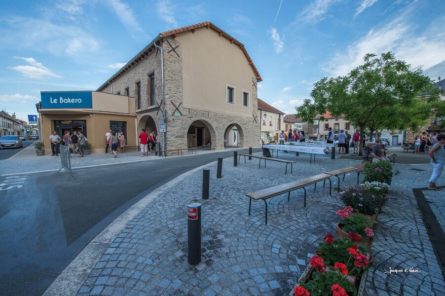 -	Une salle de restauration accessible au public d’une surface de 121.50 m²
-	Des sanitaires
-	Une cuisine fermée
-	Un local à usage de réserve
-	Une pièce à usage de bureau
-	Une pièce à usage de vestiaire du personnel
-	Un local poubelle
-	Une terrasse sur l’arrière non couverte
-	Local commercial classé en ERP (établissement recevant du public), catégorie 5