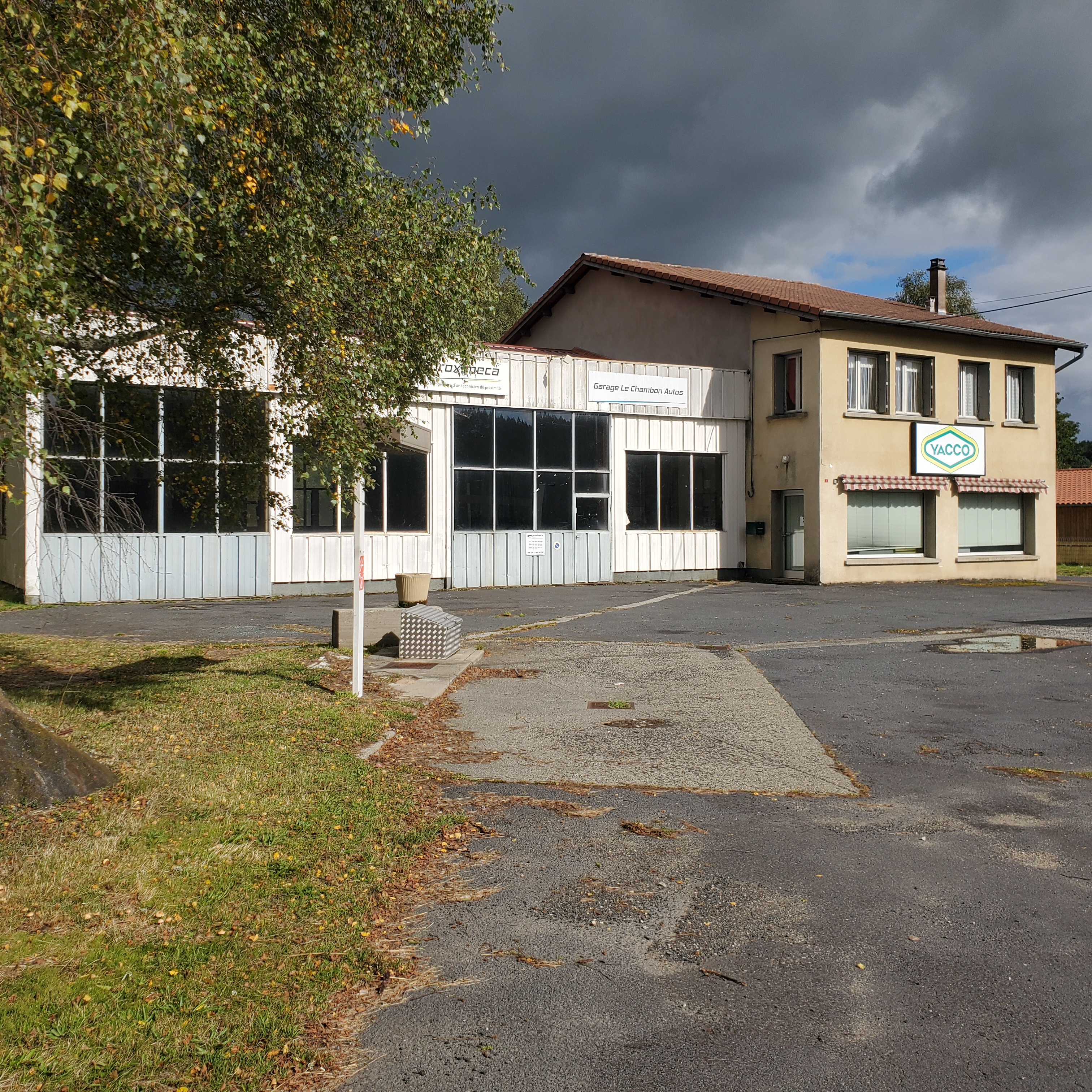 Viverols est une petite commune de 430 habitants paisible située dans le département du Puy-de-Dôme, dans la région Auvergne Rhône Alpes. Au sein du Parc Naturel Livradois-Forez, dans un cadre verdoyant, Viverols se situe à 15 km de Craponne-sur-Arzon (43), 7 km de Saillant, 15 km de Saint-Anthème, 25 km d’Ambert.

Vous y retrouverez des commerces, école, services de proximité et activités sportives.


Ce local était un garage automobile avec une station-service qui a fonctionné jusqu’en 2022. L’ensemble immobilier se compose :

– D’un atelier automobile et mécanique, avec station-service d’une superficie de 250m2 incluant une surface de bureau et dépendances liées à l’activité,

– D’un appartement attenant de 140m2 environ

– D’un terrain de 3000 m².

Cet ensemble peut être utilisé pour toute autre activité artisanale.

Plus d’informations disponibles par e-mail ou visite (plans, matériel, surface, implantation des machines et du mobilier).

En zone de revitalisation rurale (ZRR), toute reprise de commerce bénéficie d’une exonération fiscale totale durant 5 ans, puis dégressive dans les années suivantes. Il est possible d’être accompagné techniquement et/ou financièrement par le Réseau Initiative, France Active, le Parc Livradois-Forez, la CMA, la CCI ou la BGE. Il existe également une aide destinée aux petites entreprises du commerce, à l’artisanat et aux services avec points de vente, en co-financement entre la Communauté de communes Ambert-Livradois-Forez et la Région Auvergne-Rhône-Alpes.