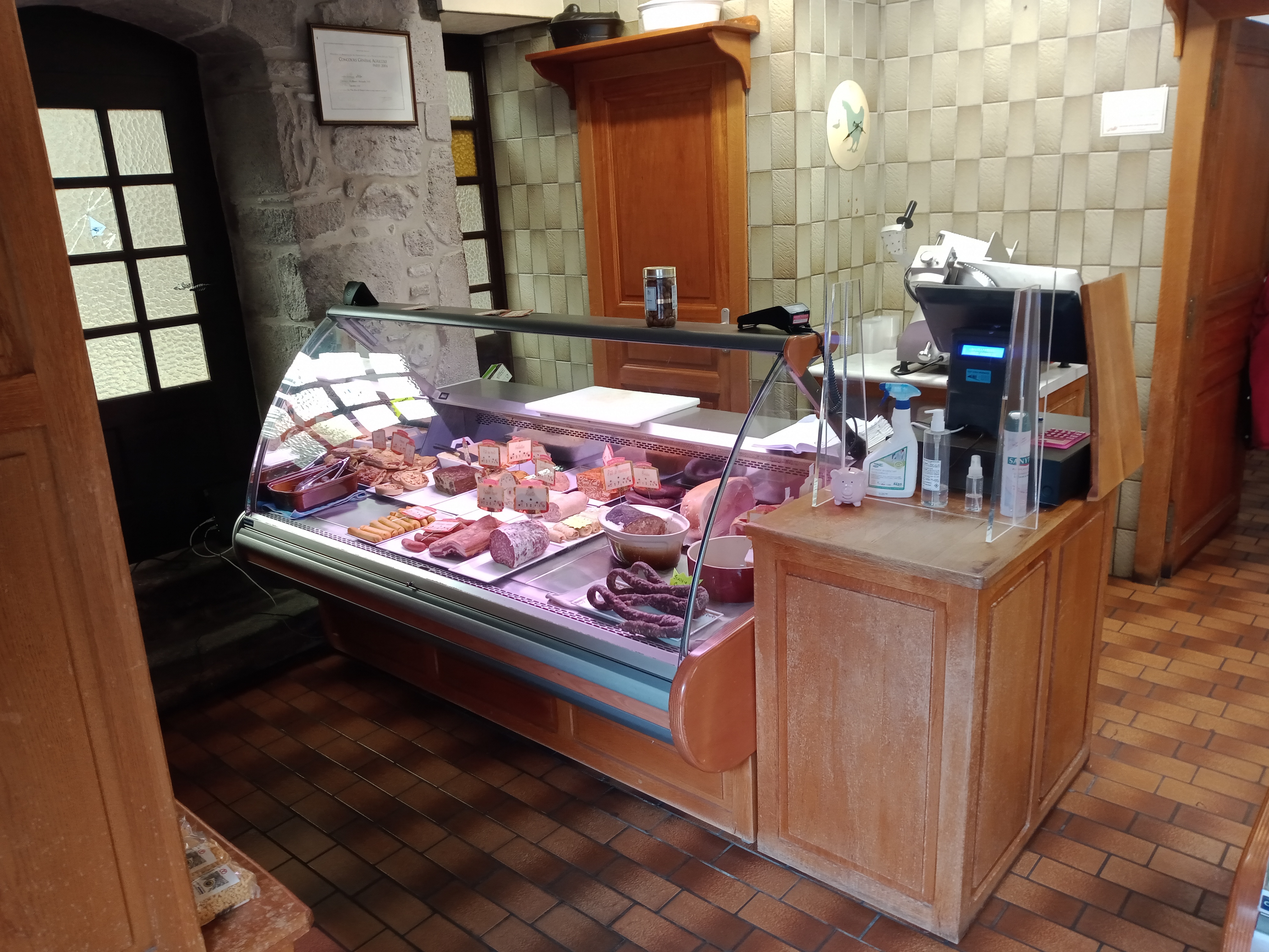 Situé au coeur du centre historique de Murat vend fond de commerce boucherie charcuterie traiteur.
Magasin sur deux niveaux.
 Premier niveau surface de vente (40m²)avec deux vitrines, chambre froide (10m²) et plonge.
Deuxième niveau en sous-sol, laboratoire (35m²), economa, bac à plonge, wc.
Le prix comprend tout le matériel.