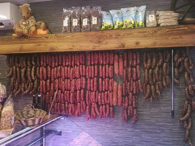 Très bel emplacement pour ce fond de commerce boucherie charcuterie de 70 m2 situé en plein centre de Beaufort, village vivant toute l'année. Implanté depuis plusieurs années l'enseigne profite d'une très bonne réputation.
Activités autorisées : boucherie, charcuterie, traiteur, commerce alimentaire. 
Il se compose d'une boutique entièrement rénovée, 3 chambres froides, 1 laboratoire, un séchoir, une étuve et un WC. 2 accès sur la rue, local climatisé avec accès PMR.