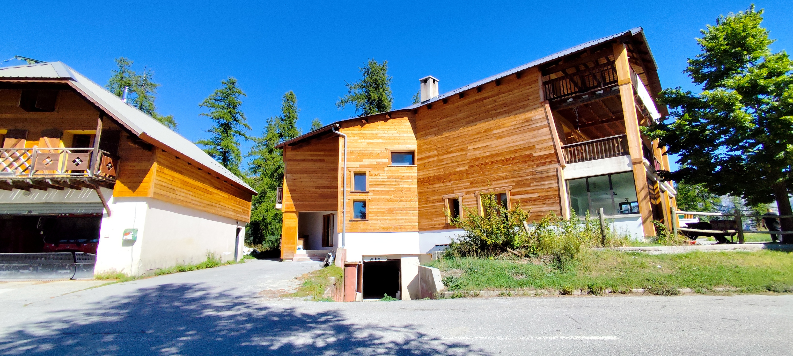 La commune de Saint-Martin d'Entraunes recherche un restaurateur-gérant pour l'Auberge des Aiguilles, à 1600m d'altitude. 

Les atouts : 

L'auberge est située sur la route du Col des Champs, lieu de passage entre la vallée du Var (06) et la vallée du Verdon (04). Elle offre un accès direct aux pistes de ski alpin de la station familiale de Val Pelens. Une large palette de randonnées sont à portée de bâtons pour profiter des sites alpins environnants, aux portes du Parc National du Mercantour et sur la route des Grandes Alpes. 
La localisation de l'auberge particulièrement favorable à l'observation des étoiles est un atout majeur pour l'accueil des publics de plus en plus nombreux qui se passionnent pour la Réserve Internationale de Ciel Étoilé. 

Actuellement petite station de ski (2 remontées, 7 pistes récemment aménagées, piste de luge à proximité immédiate) adaptée aux enfants et aux débutants, et appréciée des locaux, Val Pelens est amenée à se diversifier avec un panel d'activités 4 saisons.
L'auberge dispose d'un stockage pour la location de matériels de ski et de sports nature. 

Entièrement rénovée en 2025 (notamment sur le plan énergétique), elle comporte 7 chambres avec une capacité allant de 2 à 6 couchages, une salle de restauration ouverte sur le paysage (40 couverts intérieurs et 30 extérieurs), un bar et un salon détente. 

S'ajoutent également, un logement de fonction indépendant pour les exploitants et une chambre dédiée aux personnels saisonniers.

Compte tenu du classement de la commune dans France Ruralité Rénovation (Zone FRR, anciennement ZRR), les gérants pourront bénéficier d'une exonération totale d'impôts et de charges sociales du personnel durant les 5 premières années, puis d'une réduction dégressive durant les 5 années suivantes. 

L'établissement dispose également de l'agrément "Jeunesse et Sport" permettant d'accueillir des groupes d'enfants ou d'adolescents notamment dans le cadre des classes vertes ou de neige.


Notre attente : 

La Commune recherche donc la ou le professionnel de l'hostellerie ayant une volonté certaine de continuer à mettre en avant les qualités d'un site aussi remarquable. Il est également souhaité la complémentarité avec la Station de ski de Val Pelens et les circuits d'itinérance (accompagnés par des ânes) existants dans le périmètre. 

Nous attendons la création d'une ambiance chaleureuse et accueillante au sein de l'auberge. 

Le territoire étant doté de producteurs locaux, le "fait maison" et les circuits courts pour la partie restauration sont à privilégier. 

Vidéo de présentation de l'Auberge : https://www.youtube.com/watch?v=uz4IVqYl-T0