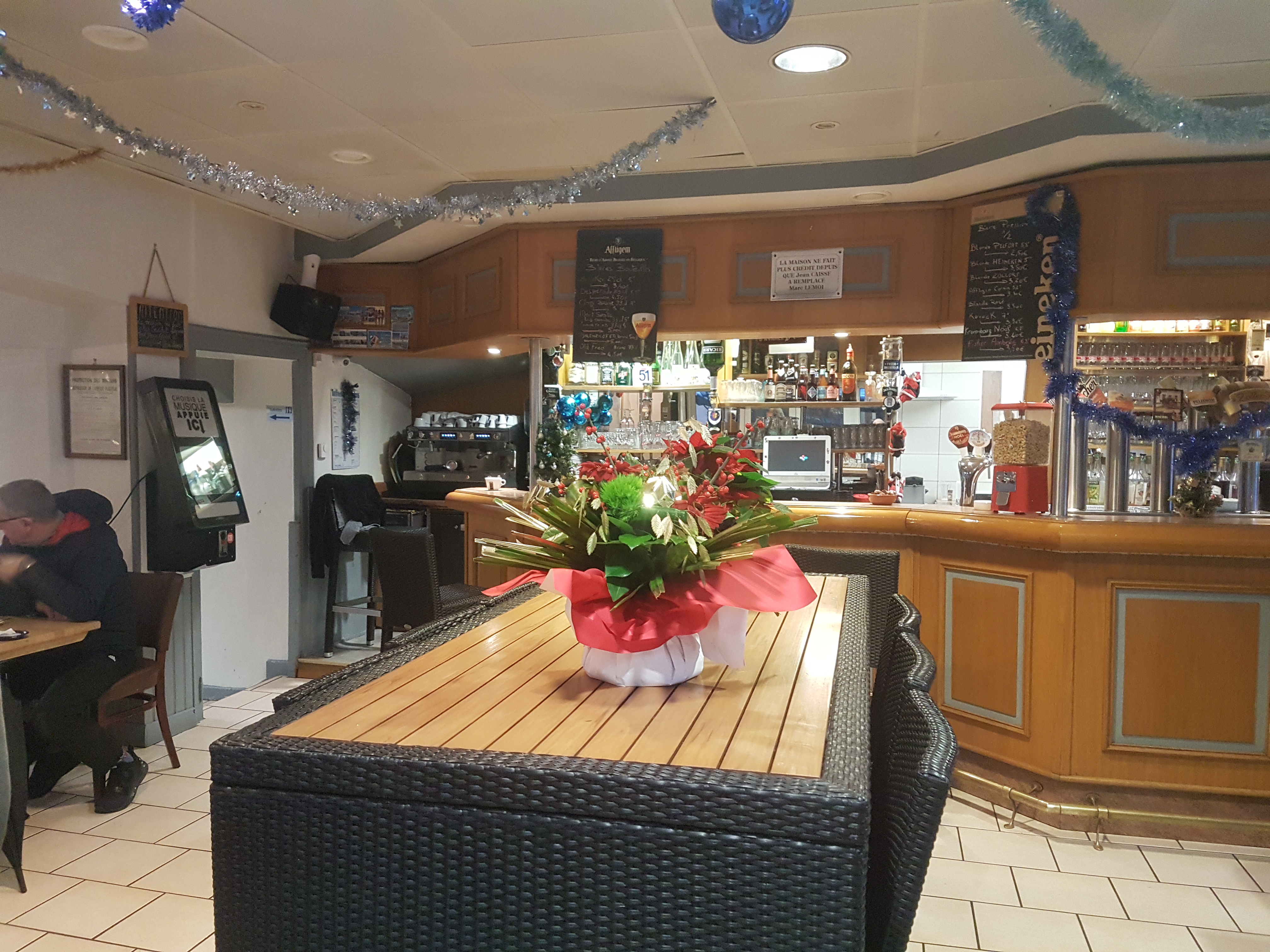 🔴 À VENDRE EN URGENCE – BAR-BRASSERIE DU PONT À PONT-DE-ROIDE (25) 🔴
🍻 UNE VÉRITABLE INSTITUTION DEPUIS PLUS DE 100 ANS !
📍 Prix de vente : fond de commerce 120 000 € négociable
💼 Une belle opportunité pour un couple souhaitant reprendre une affaire reconnue et développer son propre projet professionnel !
Après de nombreuses années consacrées à faire vivre notre établissement, nous souhaitons aujourd'hui passer la main et profiter d'une retraite bien méritée. À 69 ans pour moi et 64 ans pour ma compagne, le moment est venu de transmettre cette belle affaire à de nouveaux repreneurs.
Situé en plein cœur de Pont-de-Roide, le Bar-Brasserie du Pont est un établissement historique, connu et apprécié, qui fait partie de la vie locale depuis plus de 150 ans. Un lieu incontournable où se retrouvent chaque jour habitués, amis, collègues et clients de passage.
🍻 UN ÉTABLISSEMENT AUX MULTIPLES ACTIVITÉS
Le Bar-Brasserie du Pont vous accueille 7 jours sur 7, toute l'année, sans aucun jour de fermeture !
Vous pourrez y développer plusieurs activités complémentaires :
•	☕ Bar convivial pour boire un verre entre amis ou collègues.
•	🍽️ Restauration le midi et le soir, avec une carte variée et un menu du jour à 14,90 €.
•	🎰 Activités de jeux et services : PMU, Amigo, jeux de grattage et Loto.
•	🚬 Vente de cigarettes pour dépanner la clientèle.
🏠 DES ESPACES AGRÉABLES ET FONCTIONNELS
L'établissement dispose de :
•	🍽️ Une salle de restauration d'environ 35 places.
•	🍻 Une salle bar d'environ 35 places.
•	🌞 Une terrasse d'environ 40 places, idéale aux beaux jours.
•	🚗 Un parking privé, permettant à la clientèle de se garer facilement.
•	🏡 Un appartement de plus de 200 m² situé au-dessus de l'établissement, destiné aux futurs gérants.
Un véritable avantage pour un couple souhaitant vivre sur place et concilier vie professionnelle et vie personnelle.
📈 UNE AFFAIRE EN PLEIN DÉVELOPPEMENT !
Le chiffre d'affaires est en constante progression, avec une augmentation estimée à environ 15 % pour l'année en cours.
Un établissement déjà en activité, bénéficiant d'une histoire de plus de 150 ans, d'une clientèle existante et de plusieurs sources de revenus.
Une belle base pour poursuivre l'activité, apporter ses propres idées et continuer à faire grandir cette institution locale !
❤️ UNE PAGE SE TOURNE, UNE AUTRE S'ÉCRIT !
Nous souhaitons aujourd'hui transmettre notre établissement à des repreneurs motivés, sérieux et désireux de poursuivre cette belle histoire.
Vous êtes un couple à la recherche d'une affaire à reprendre, avec un logement spacieux sur place et une activité déjà établie ? Cette opportunité mérite toute votre attention !
💰 Prix de vente : fond de commerce 120 000 € négociable
🔴 VENTE URGENTE – CAUSE DÉPART À LA RETRAITE
📍 BAR-BRASSERIE DU PONT
5, place du Général-de-Gaulle
25150 Pont-de-Roide-Vermondans
📞 Pour tout renseignement complémentaire ou pour organiser une visite, merci de nous contacter directement.
Une institution de plus de 100 ans attend ses nouveaux repreneurs pour écrire la suite de son histoire !