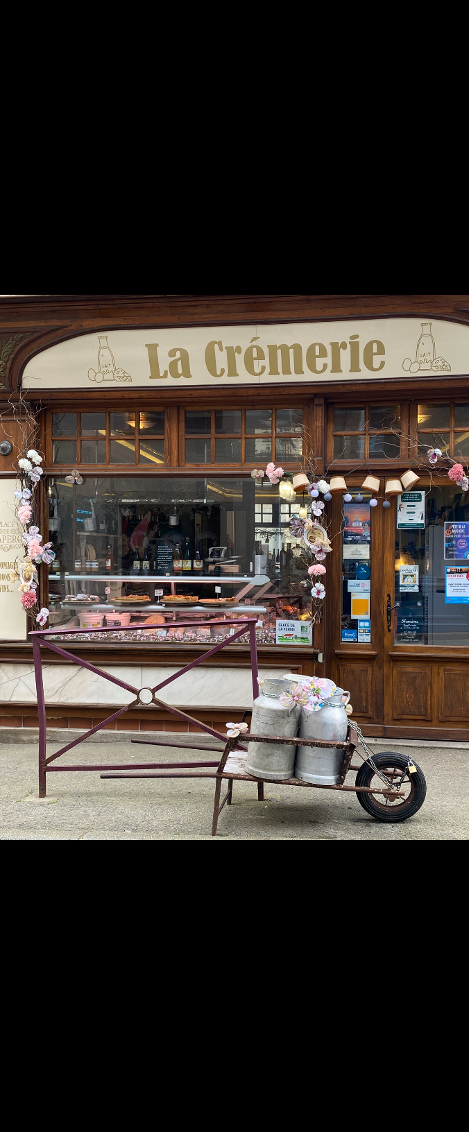 Je souhaite céder dans 2 ans minimum mon commerce de CRÉMERIE. J’ai créé ce magasin dans une ancienne charcuterie tenue depuis plus de 100 ans par plusieurs charcutiers traiteurs. Ce magasin art déco avec une belle devanture en bois, un plafond en verre , des marbres, miroirs et tommettes d’époque à été un véritable coup de coeur. Situé dans un bourg proche de la mer avec tous les commerces essentiels, avec une belle clientèle à la belle saison et les locaux le reste de l’année. Je confectionne des tartes salées, des desserts et des planches apéro dans un petit labo que j’ai aménagé à neuf à ma reprise il y a 4 ans. Possibilité de développer la partie traiteur avec une forte demande. Petit loyer, possibilité de logement F3 refait à neuf également, aujourd’hui loué. J’ai une employée essentiellement le matin qui est aussi en fin de carrière. Je ne suis pas pressée, encore un peu de temps pour finir ma carrière mais si c’est pour vous un coup de cœur comme moi je l’ai eu , cela peut être une passation tout en douceur. N’hésitez pas à vous renseigner .