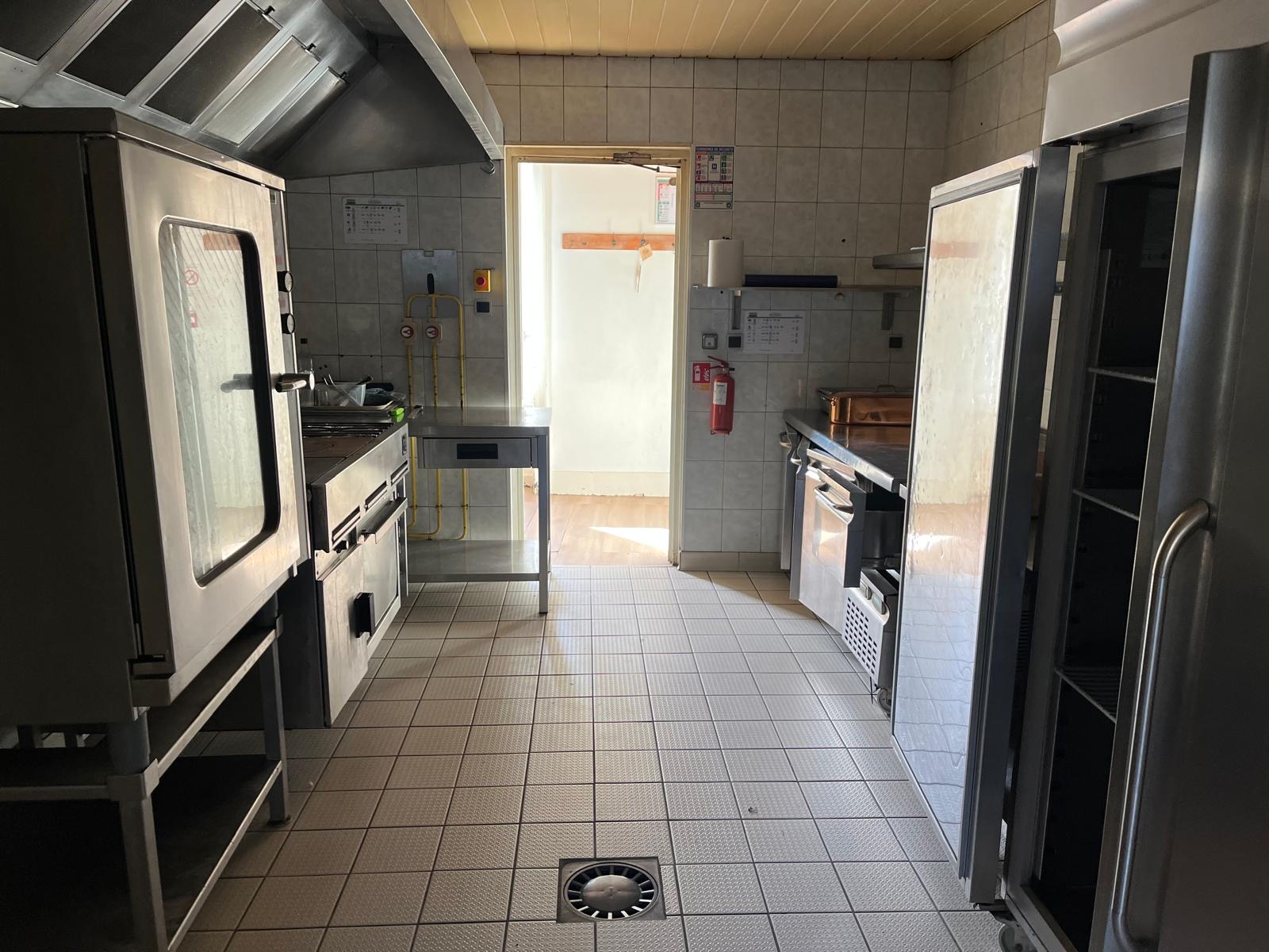 Bar Restaurant sur la Nationale 7 avec 2 terrasses (cour et bord de route)
80 couverts