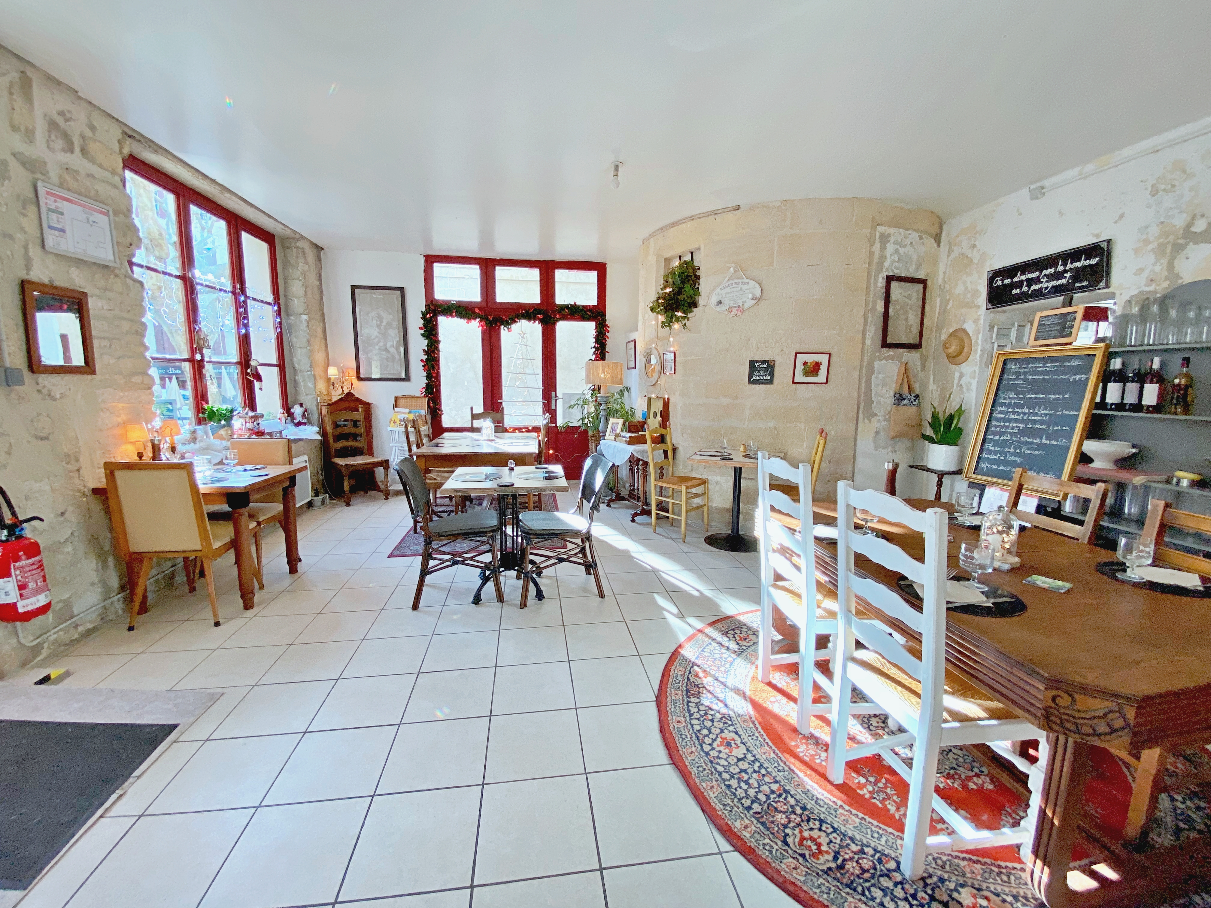 📍Entre Nîmes et Avignon – Centre historique d’une ville d’environ 16 000 habitants.
À céder pour départ à la retraite, fonds de commerce de salon de thé, bar à jus et petite restauration, idéalement situé au cœur du centre historique, dans un environnement attractif et touristique.

Activité : 
* Salon de thé
* Bar à jus
* Petite restauration végétarienne faite maison
* Crêpes et glaces artisanales bio
* Consommation sur place et à emporter
Ouvert toute l’année, actuellement du mardi au samedi (petit-déjeuner, déjeuner, goûter).
👉 Activité exploitée aujourd’hui par une seule personne, offrant un FORT POTENTIEL DE DÉVELOPPEMENT du chiffre d’affaires : extension des horaires, embauche de personnel, exploitation de la seconde salle, organisation d’événements, etc.

Le local : 
* Surface d’environ 105 m²
* 2 salles (dont 1 seule actuellement exploitée)
* Cuisine équipée
* 1 WC
* 25 couverts en intérieur
* Environ 20 couverts en terrasse
* Mobilier de terrasse neuf
* Matériel professionnel inclus

Conditions : 
* Bail commercial 3/6/9, récemment renouvelé
* Loyer mensuel charges comprises : 670 €
* Accompagnement possible du cédant pour la transition
* Résiliation possible par le preneur tous les 3 ans

Atouts : 
✔ Emplacement recherché en centre historique 
✔ Concept différenciant, sain et tendance 
✔ Commerce clé en main 
✔ Loyer très attractif 
✔ Fort potentiel d’évolution 
✔ Établissement labellisé Accueil Vélo 
✔ Aucun personnel et aucun contrat fournisseur n'est à reprendre

Pour des raisons de confidentialité, les bilans comptables seront communiqués après visite, et sur présentation d’éléments attestant de la capacité de financement (accord bancaire de principe ou justificatifs équivalents).

📸 Pour découvrir davantage de photos et d’informations, consultez l’annonce complète sur le site : 👉 https://bskimmobilier.com/bien/beaucaire/fonds-de-commerce/315196