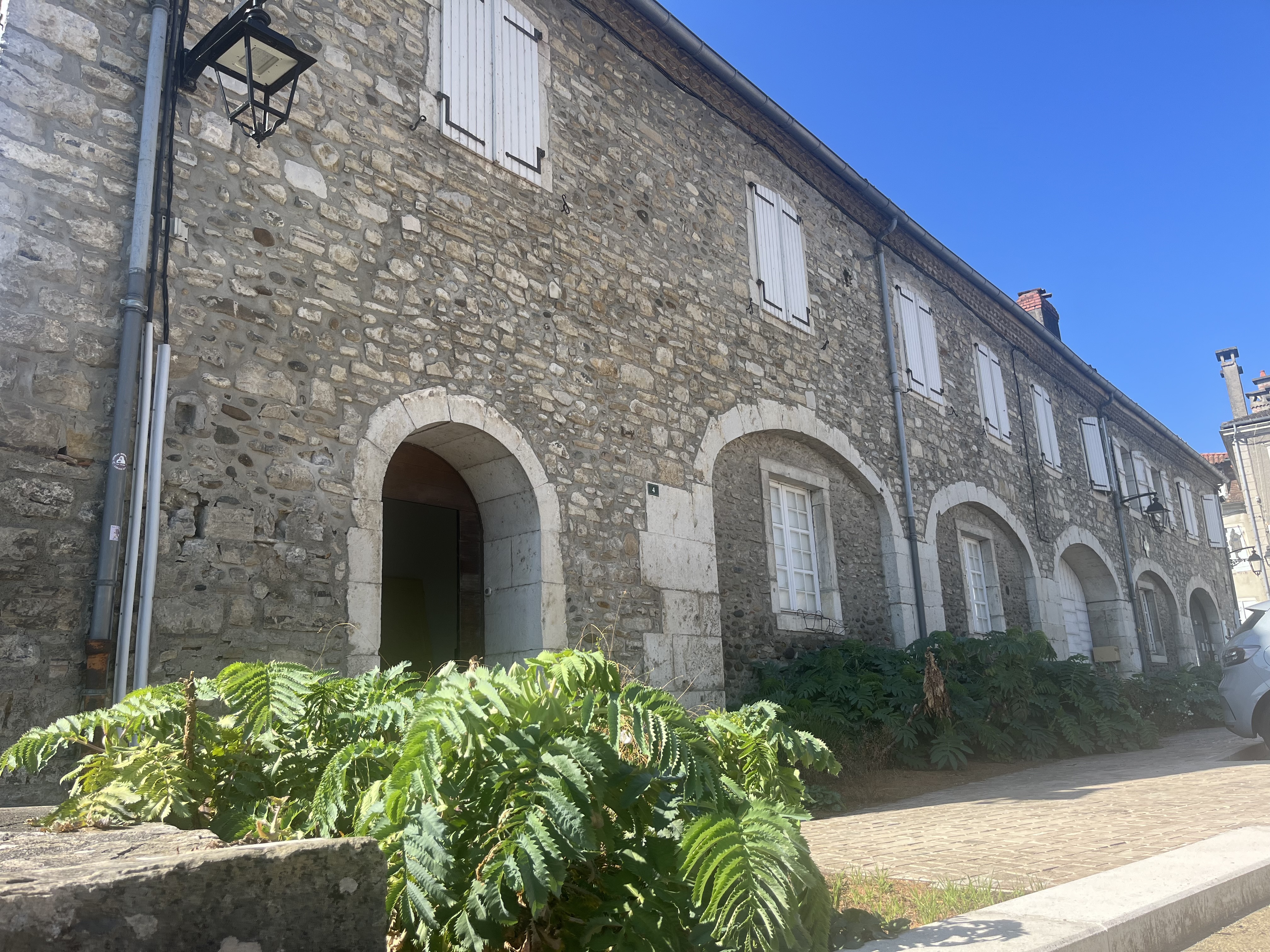Ensemble immobilier patrimonial à reprendre en coeur de bourg médiéval des Pyrénées-Atlantiques (64)